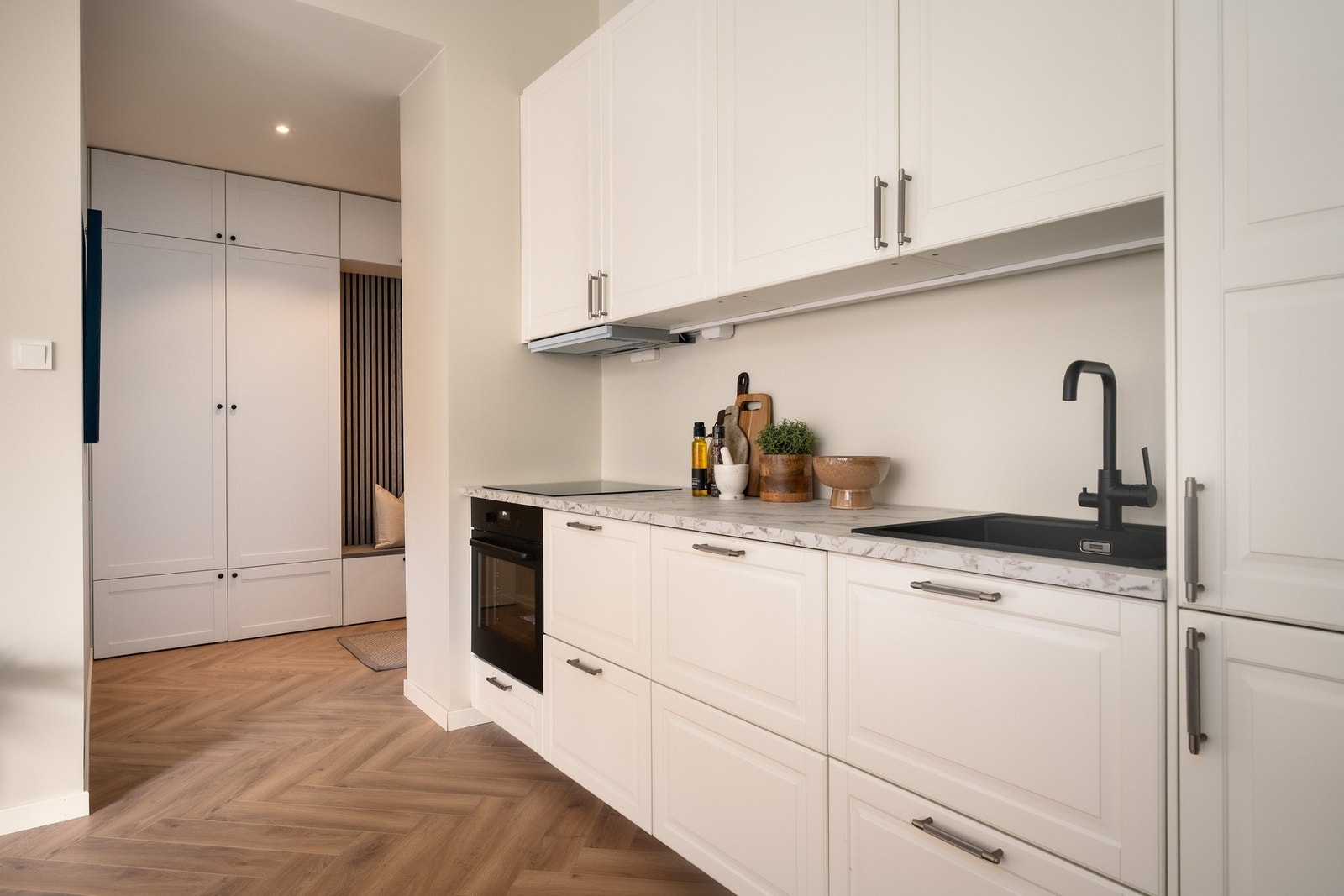 Hvitevarene består av ovn, koketopp, oppvaskmaskin og kjøl/frys. Galleribilde