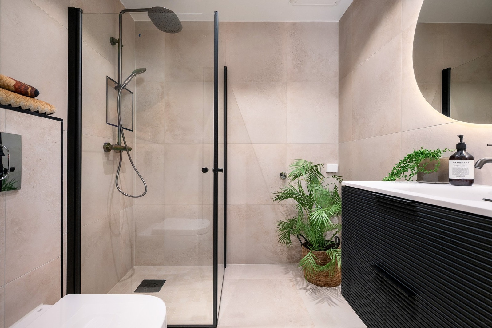 Nytt og moderne bad fra 2025 med varmekabler i gulv og opplegg for vaskemaskin. Galleribilde