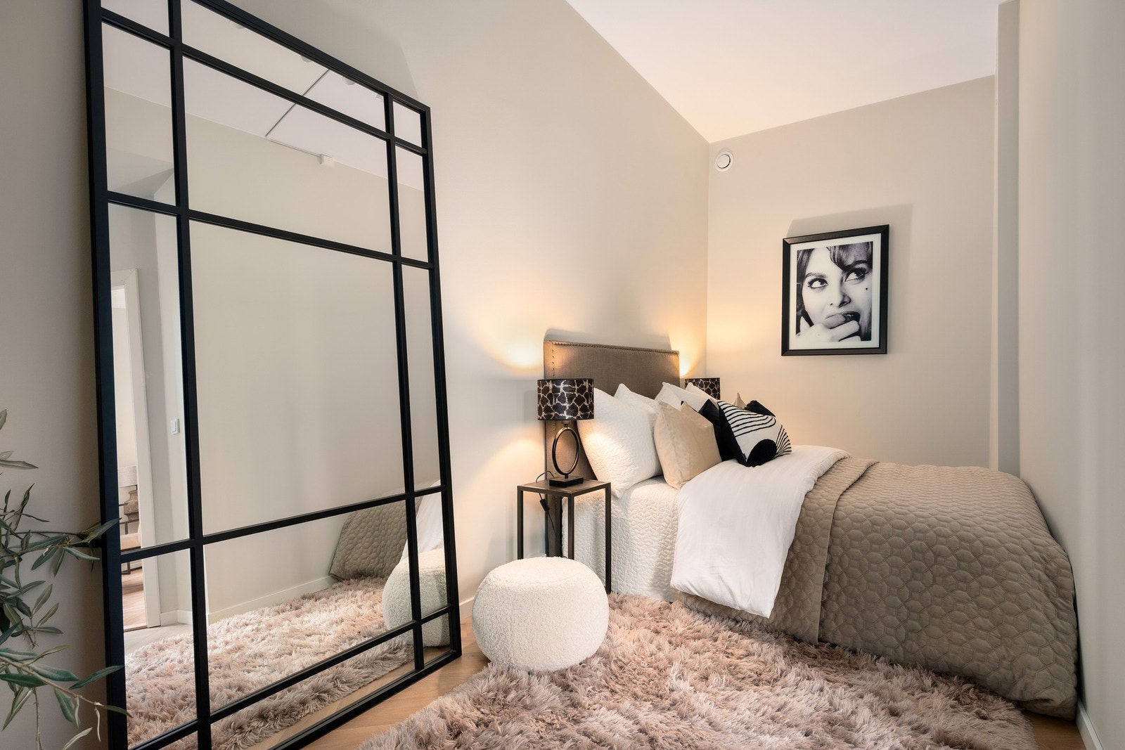 Separat soverom med plass til dobbeltseng og garderobeskap. Galleribilde