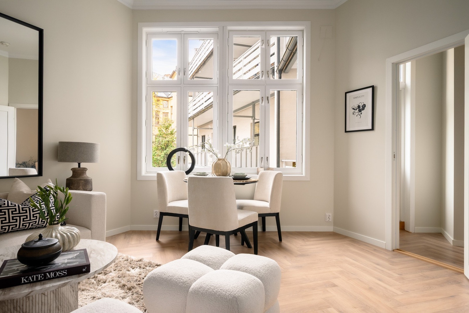 Boligen kan skimte med hele 3.18 m i takhøyde i stuen. Galleribilde