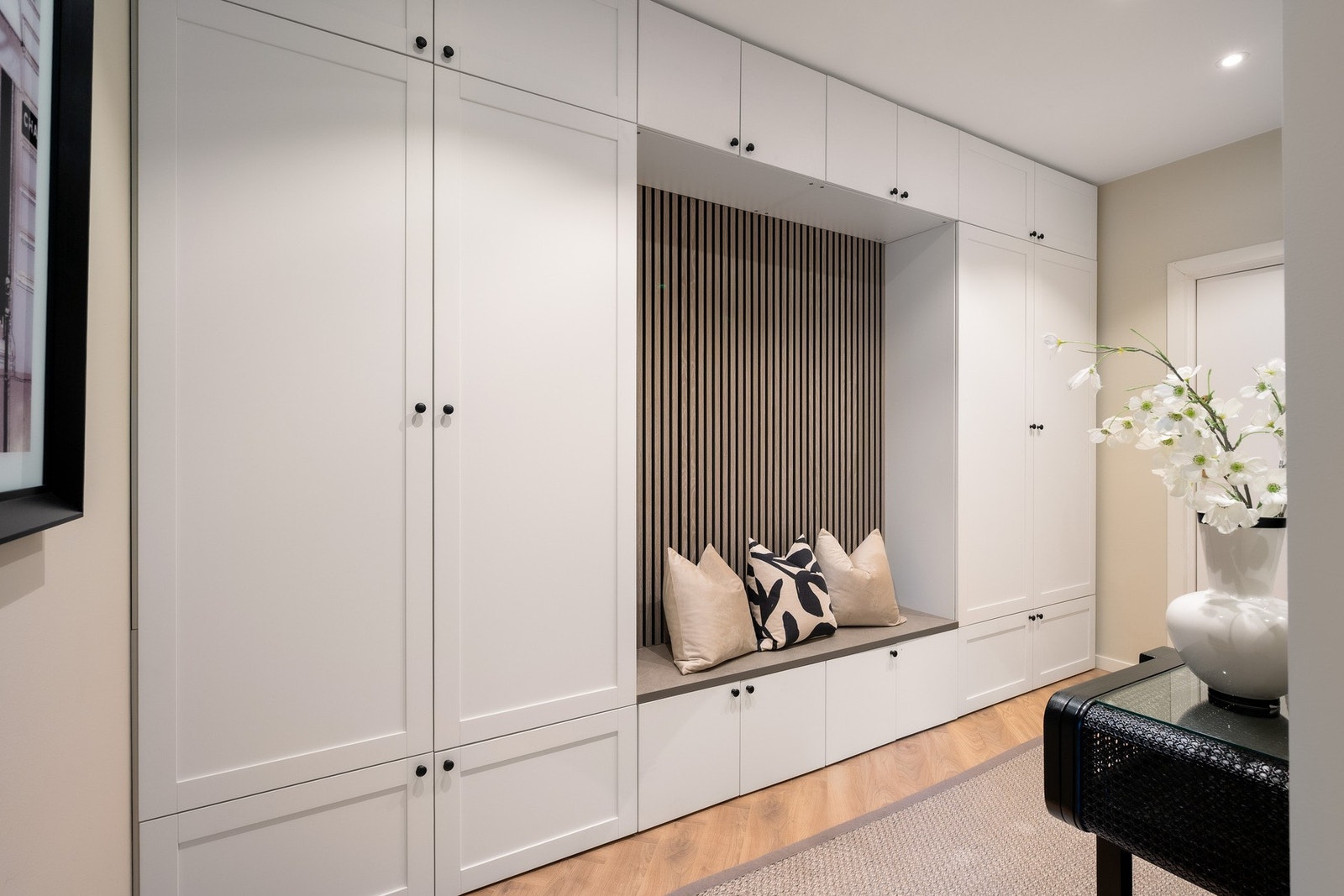 Gangen er utnyttet til det maksimale med plassbygget garderobeskap og sitteplass. Galleribilde