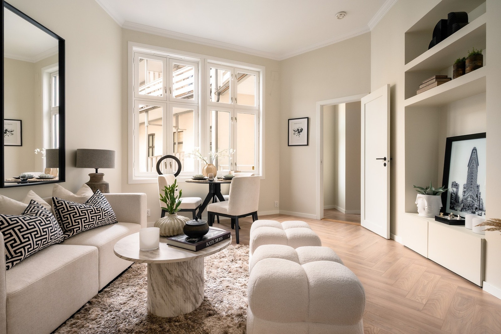 Stuen av god størrelse med rom for møblering av sofa og spisebord. Galleribilde