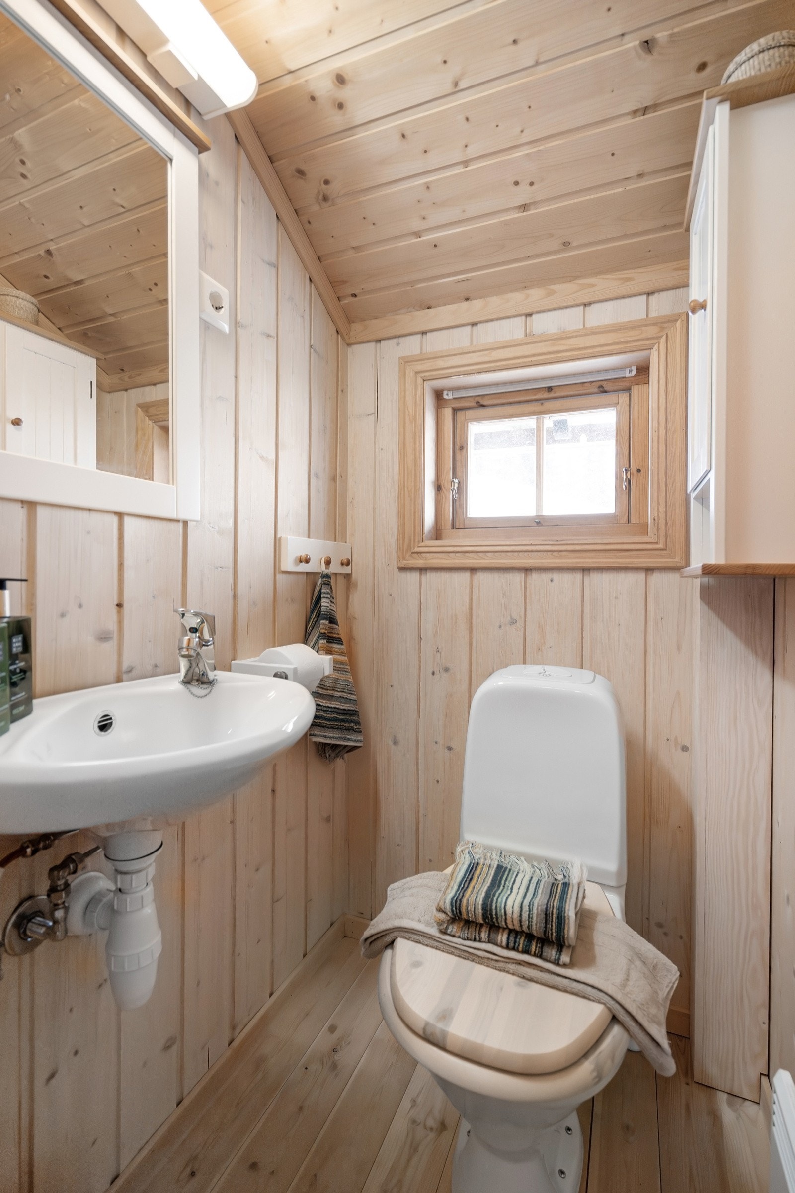 Toalettrom i loftsetasje Galleribilde