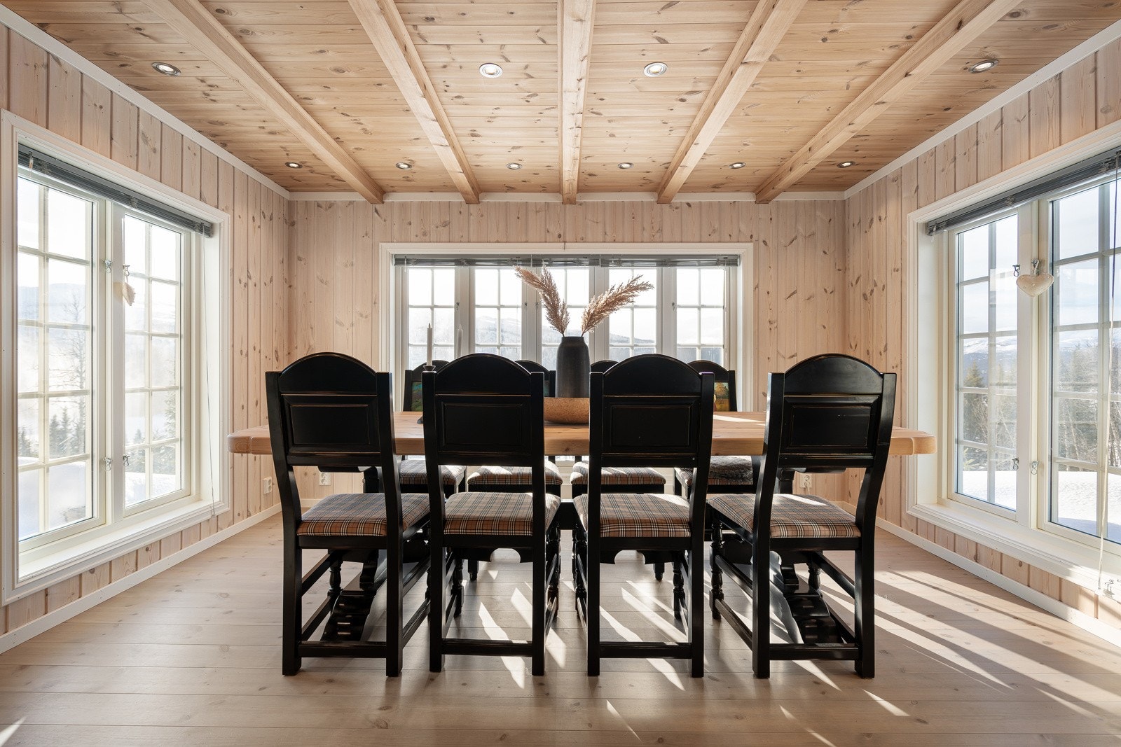 Spiseplass med plass til 12 stk rundt bordet hvor utsikten mot fjord og fjell kan nytes Galleribilde