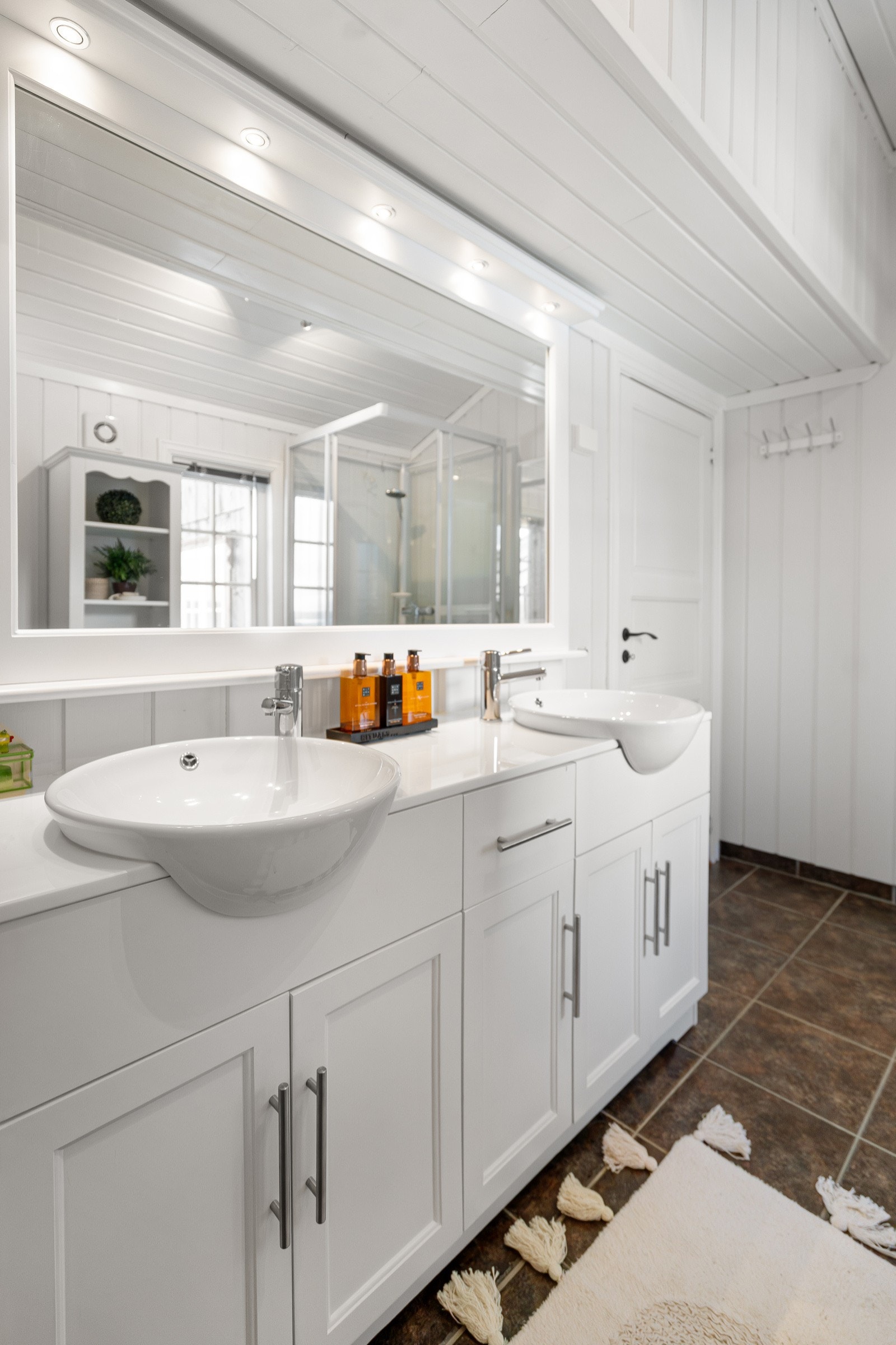 Badet er fra byggeår. Overflater på gulv av fliser og vegger har overflater av trepanel. Galleribilde