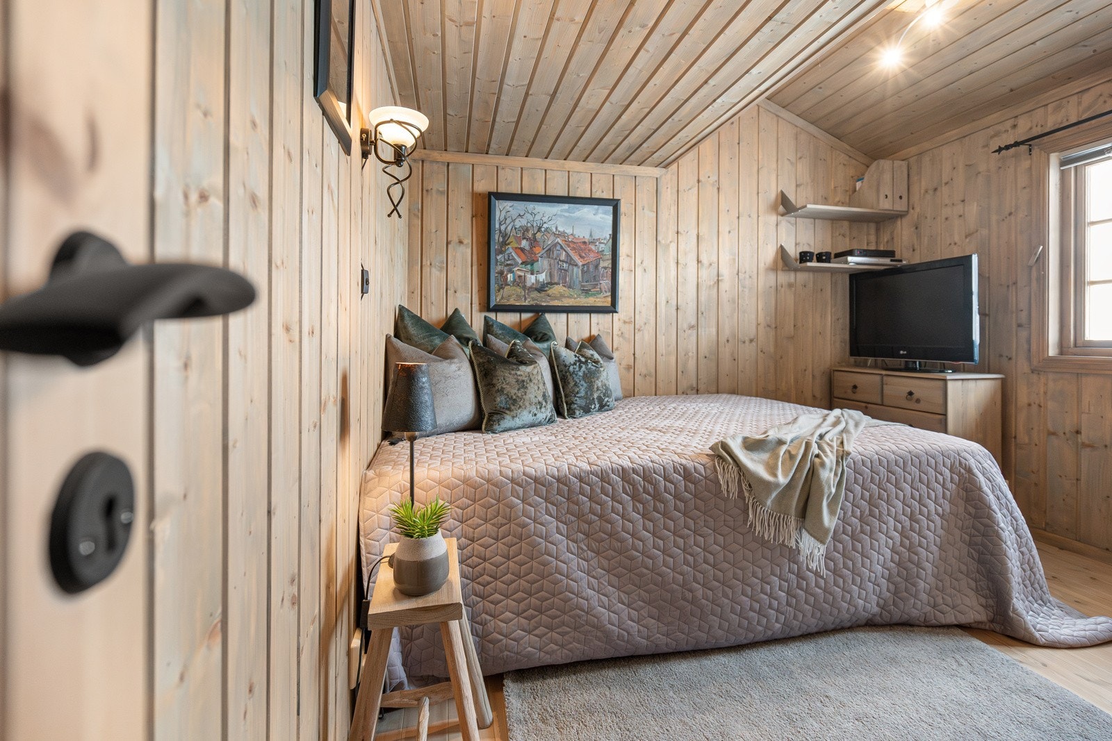 Soverom med adkomst fra gang på hovedplan Galleribilde