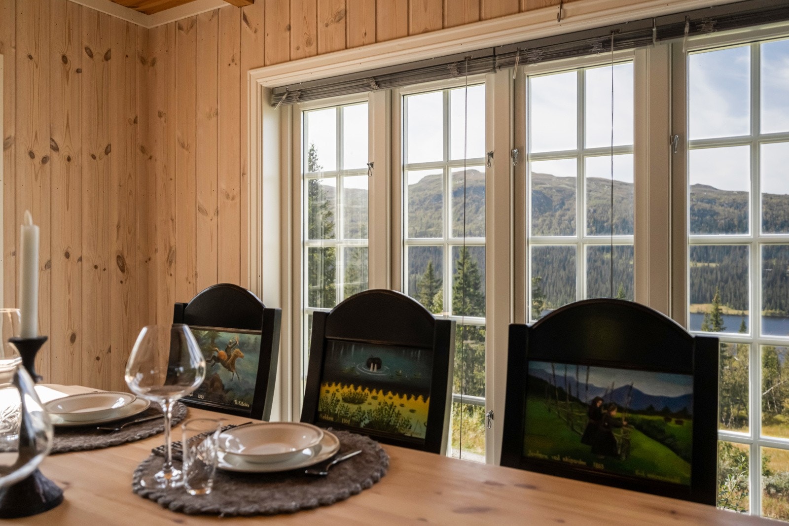 Store vindusflater slipper både dagslys og omgivelsene inn Galleribilde