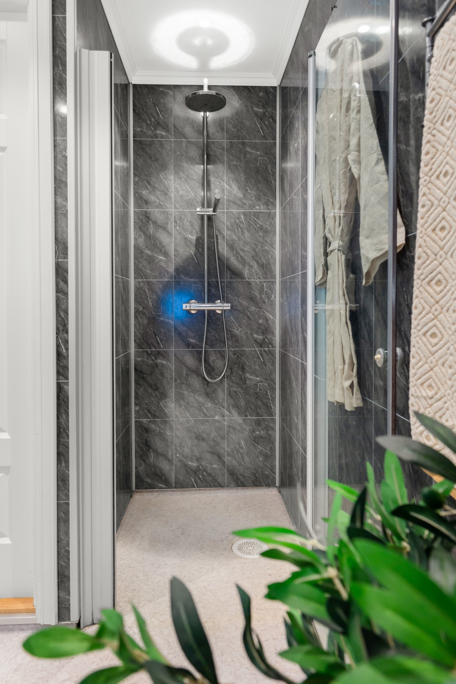 Smakfulle detaljer går igjen gjennom hele boligen og bidrar til et helhetlig og stilfullt preg. Galleribilde