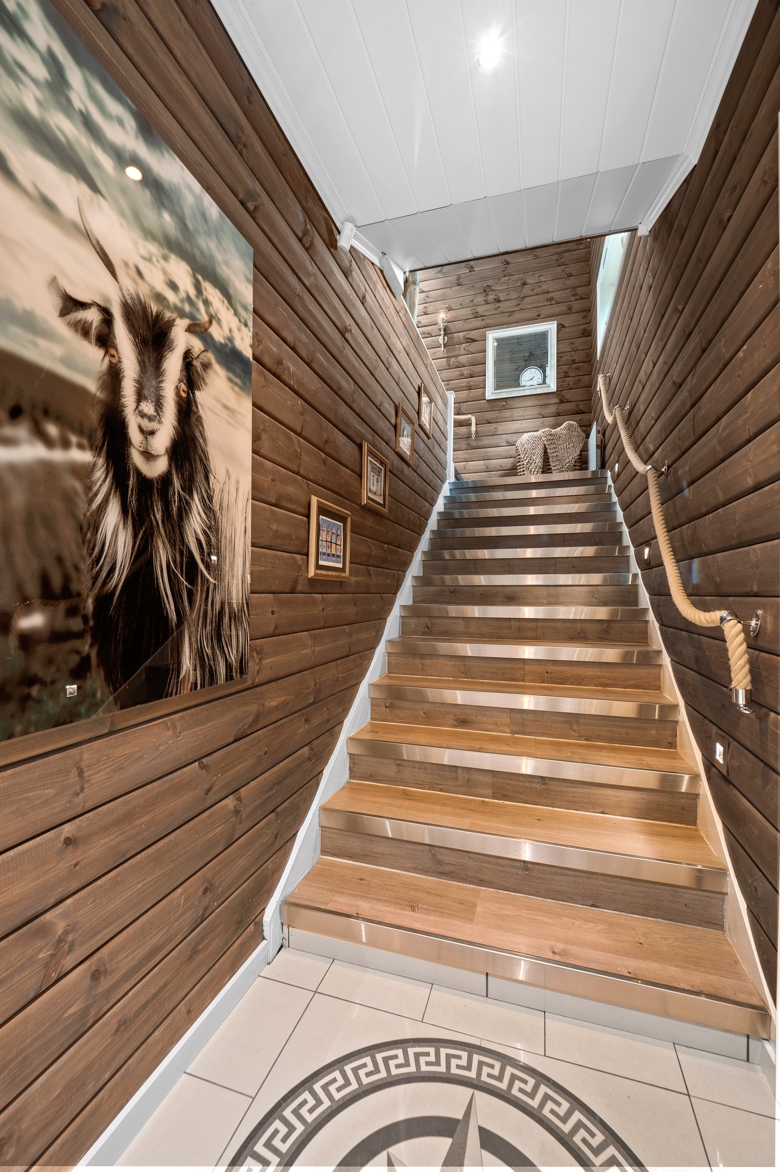 Et lekkert trappeløp med belysning leder opp til leiligheten. Galleribilde