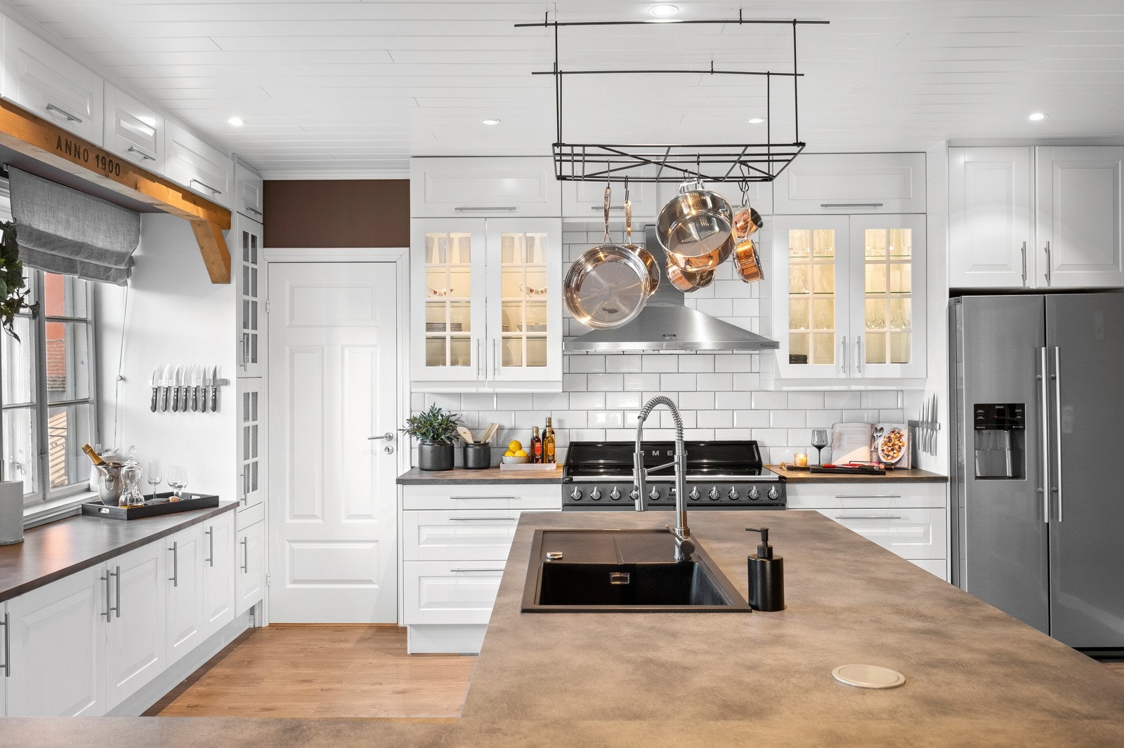 Det er rikelig med skap- og benkeplass. Galleribilde