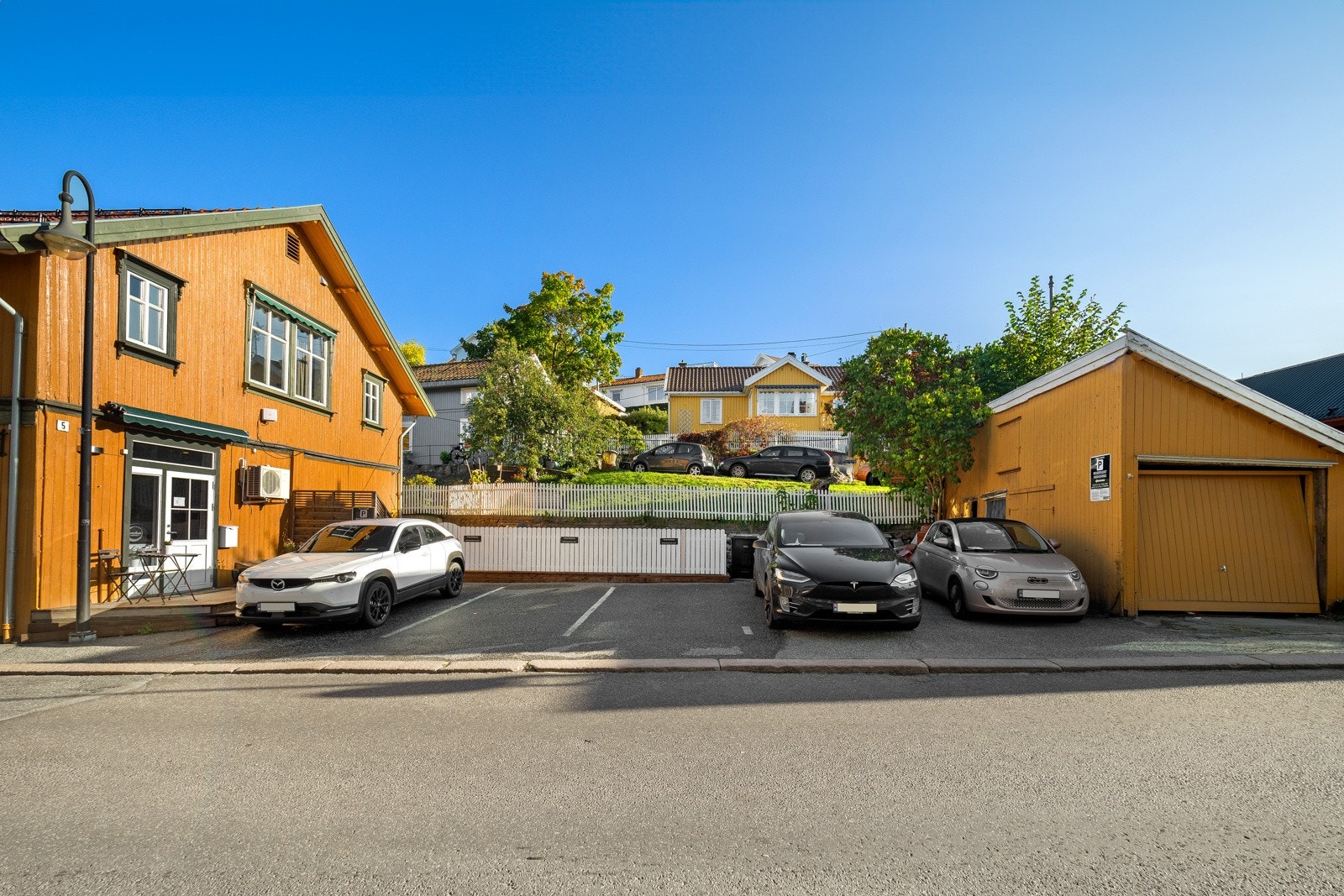 Det medfølger 2 utendørs p-plasser, og garasjeplass. Det gjøres oppmerksom på at garasjen er å anse som kondemnabel. Galleribilde