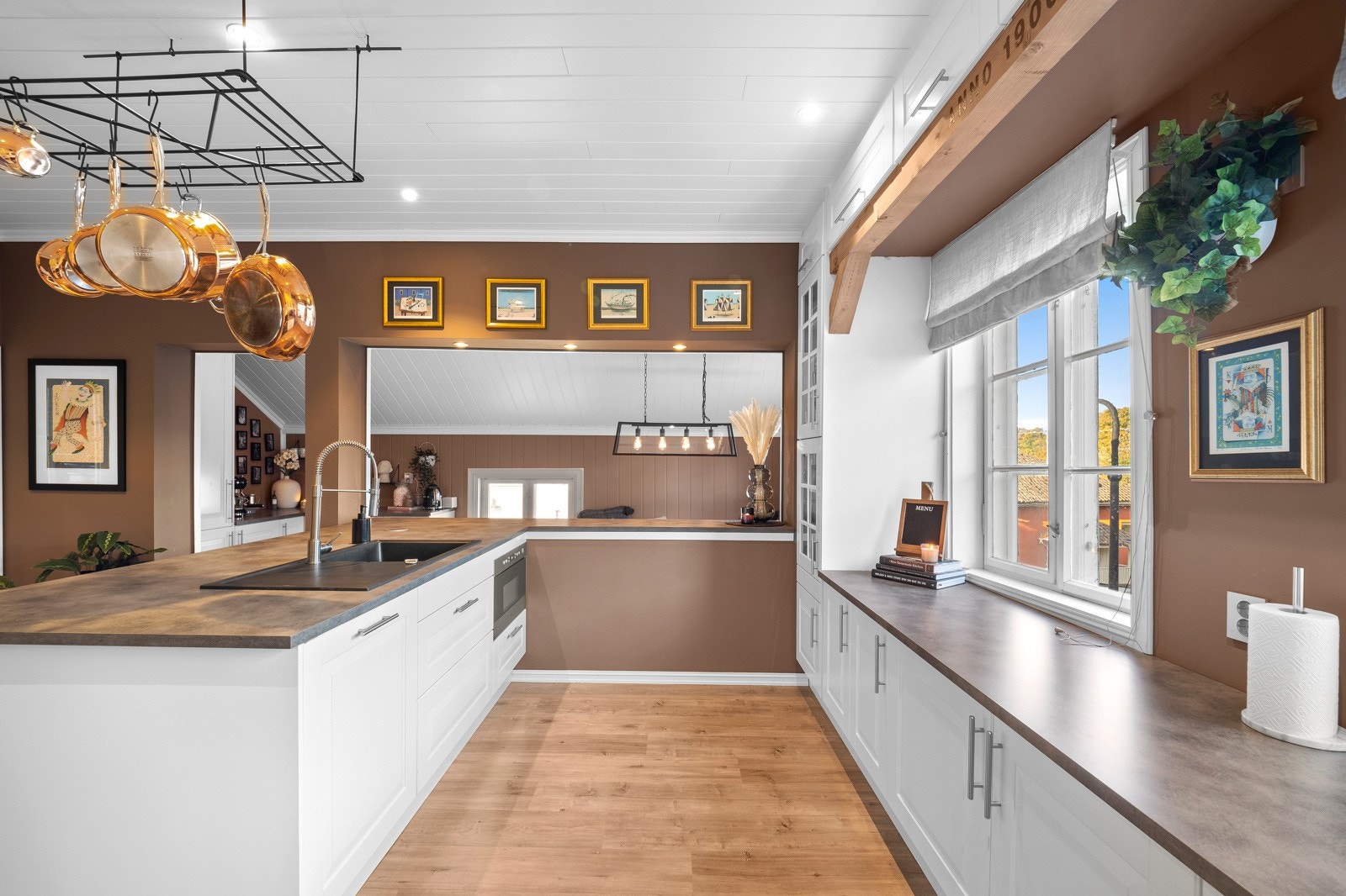 Av integrerte hvitevarer er det mikrobølgeovn og oppvaskmaskin. Galleribilde