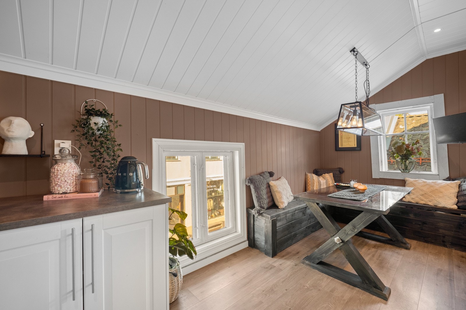 En koselig og tilbaketrukket spiseplass på kjøkkenet. Galleribilde