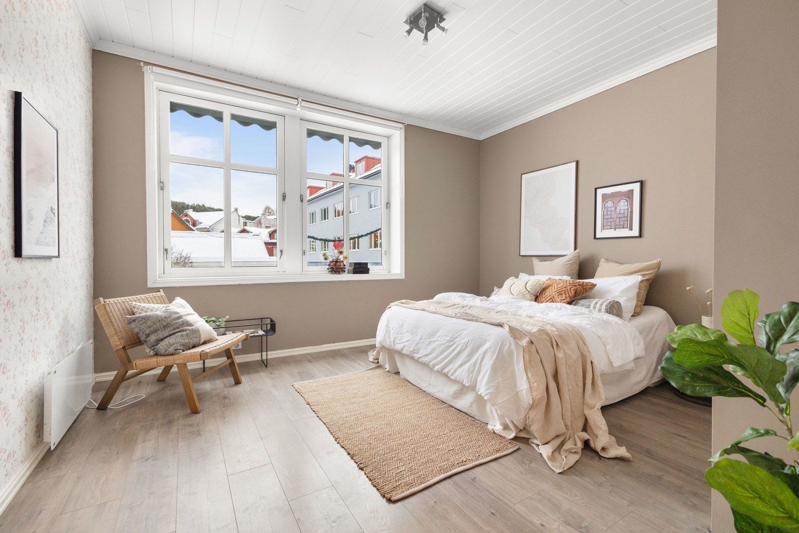 Leilighetens master soverom er romslig og gir god plass til dobbeltseng, garderober og annet ønsket møblement. Galleribilde