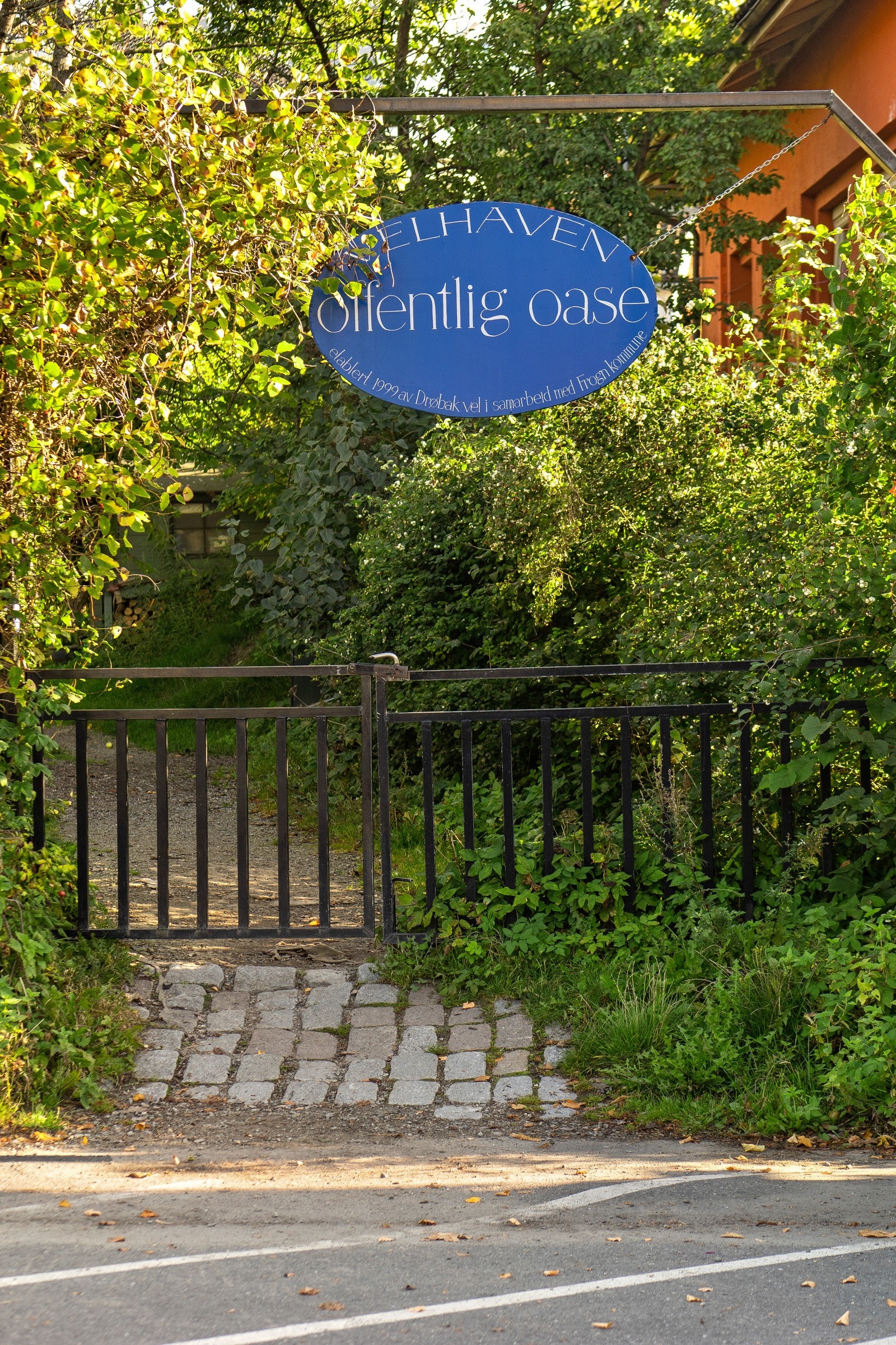 Velhaven - en offentlig oase bare et steinkast unna leiligheten. Her kan ungene boltre seg mens de voksne tar en pust i bakken. Galleribilde