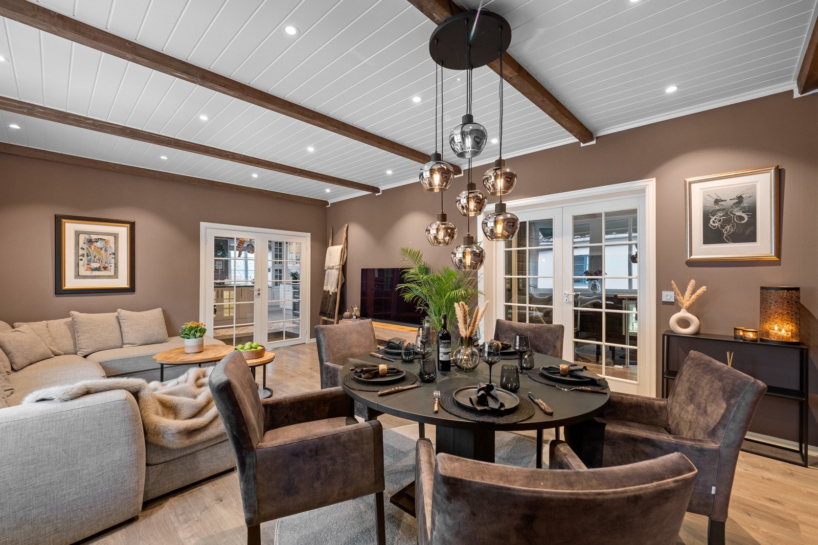 Stuen er romslig med god avsatt plass til sofagruppe og spisebord. Galleribilde