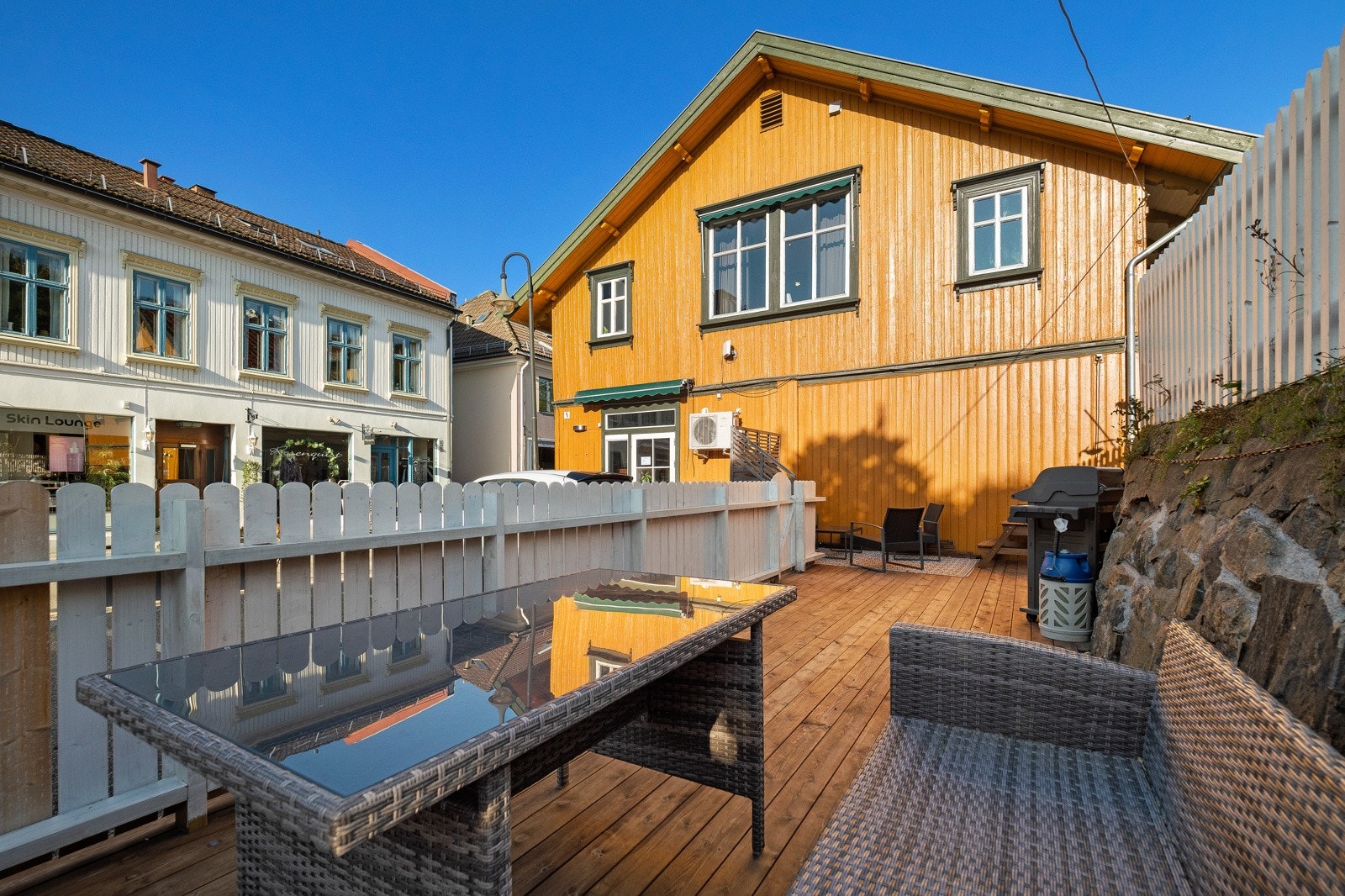 Leiligheten disponerer en romslig terrasse med muligheter for ulik møblering. Galleribilde