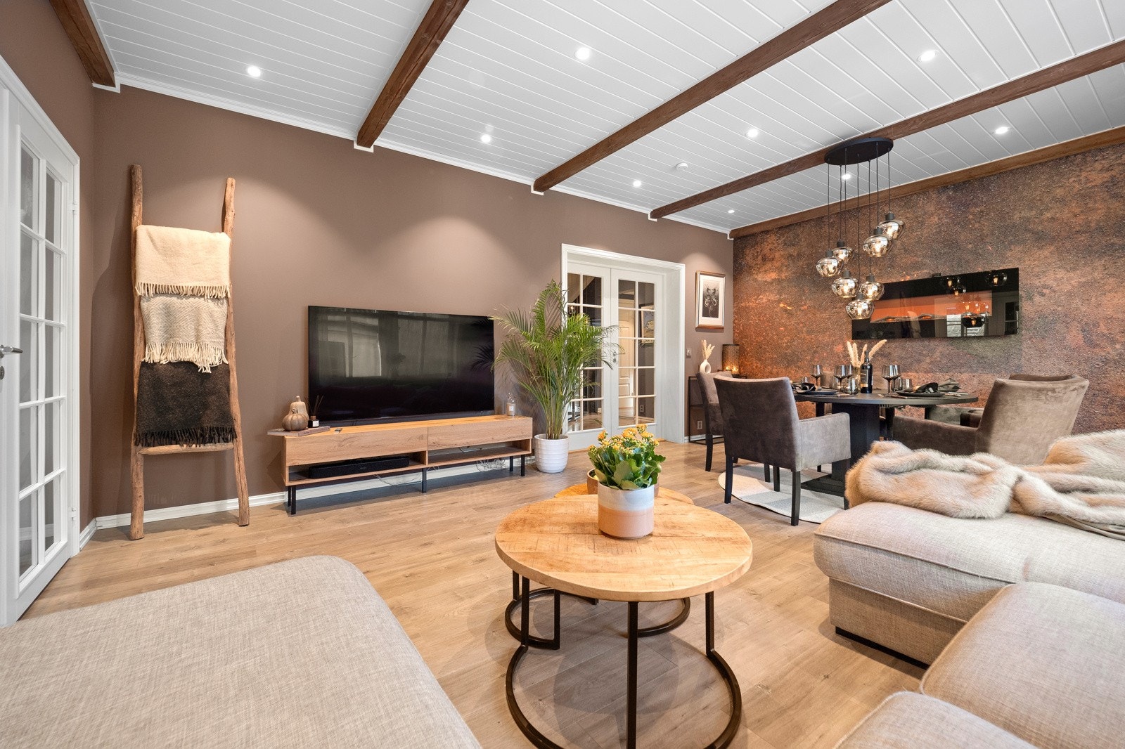 Detaljer som bjelker i himlingen bevarer boligens historie, og står flott med resten av interiøret. Galleribilde