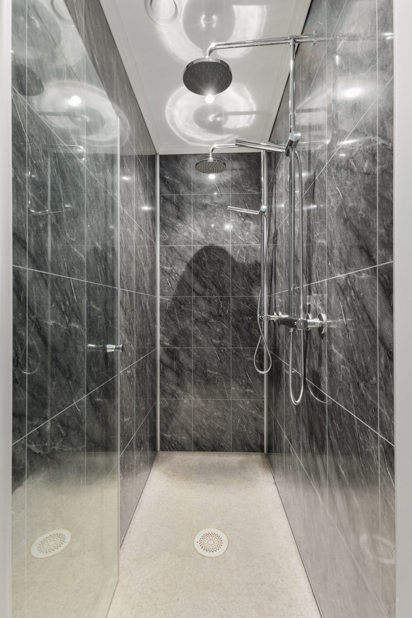 Dobbeldusjen er en praktisk og stilfull detalj som gir badet et ekstra løft. Galleribilde