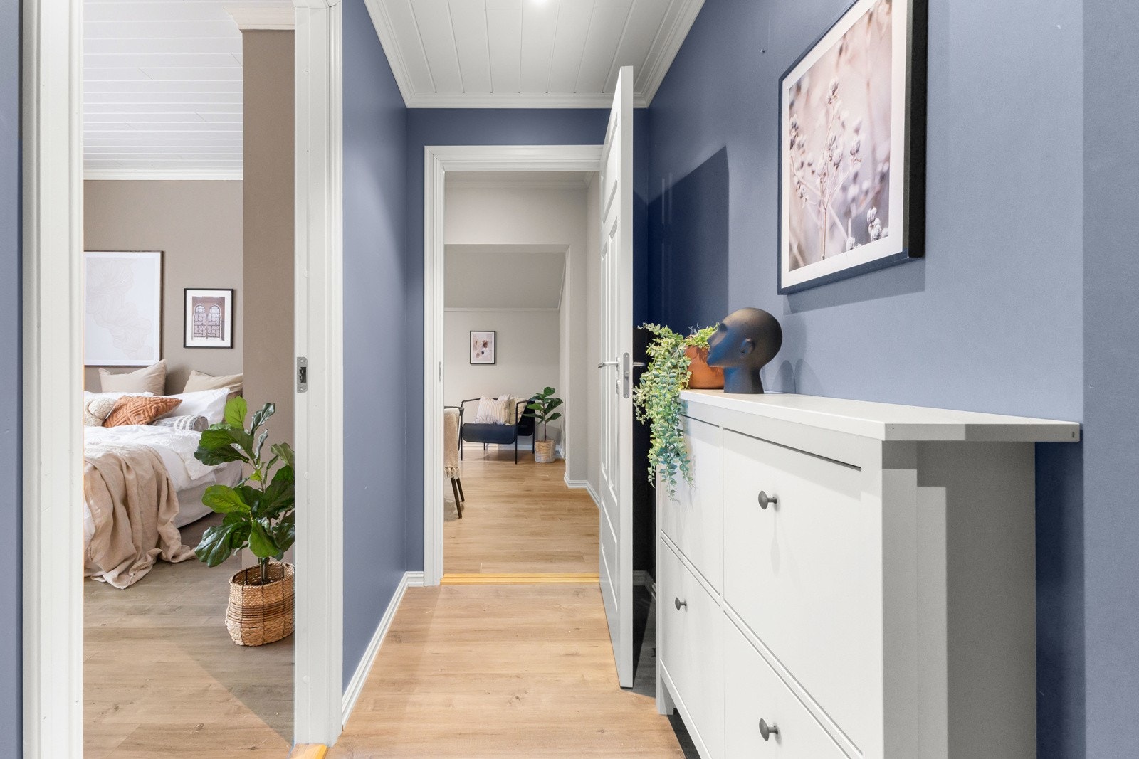 Leiligheten har en helhetlig og moderne fargepalett. Galleribilde