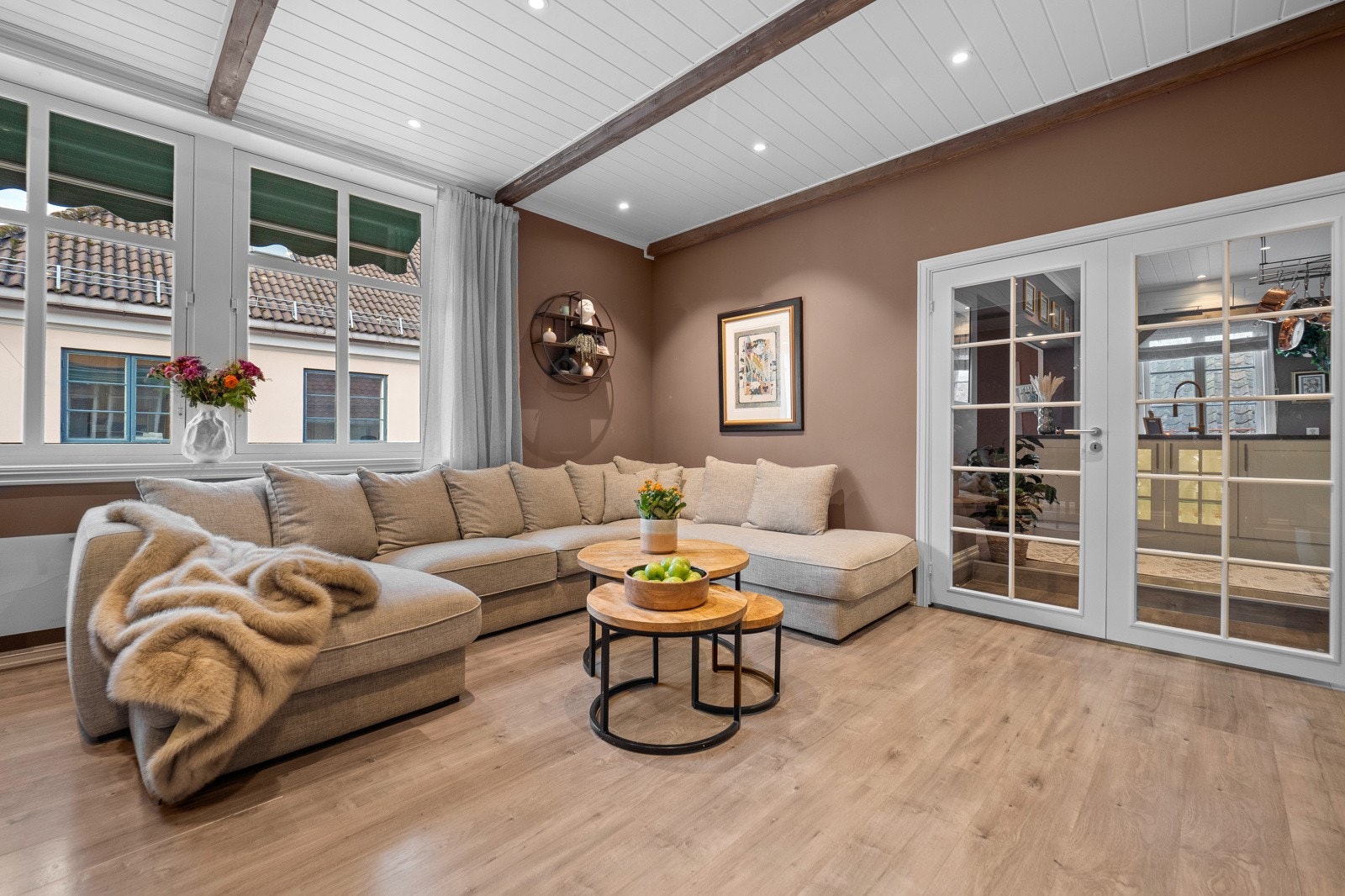 Det er også god takhøyde i deler av leiligheten, med opptil 2.7 m i stue og kjøkken. Galleribilde