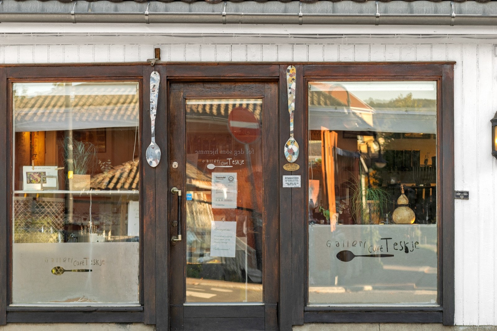 Galleri café Teskje ligger i nabobygget, og er en kafé/restaurant og et galleri under samme tak. Galleribilde