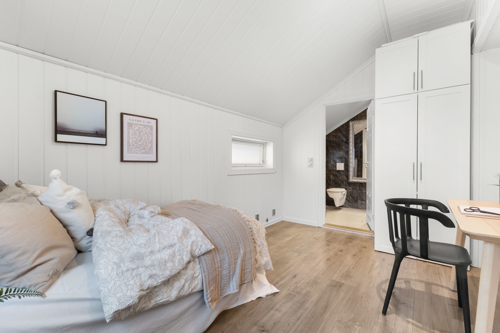 I tilknytning til soverommet ligger ett av boligens to bad. Galleribilde