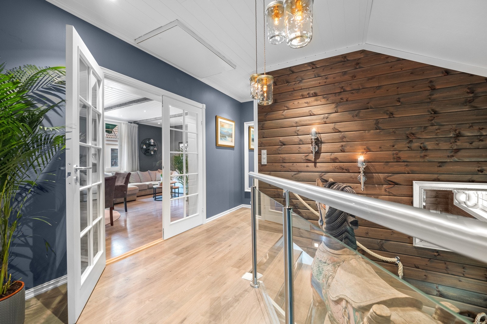 Én luftig og hyggelig hall med trappegelender av glass og god belysning. Galleribilde