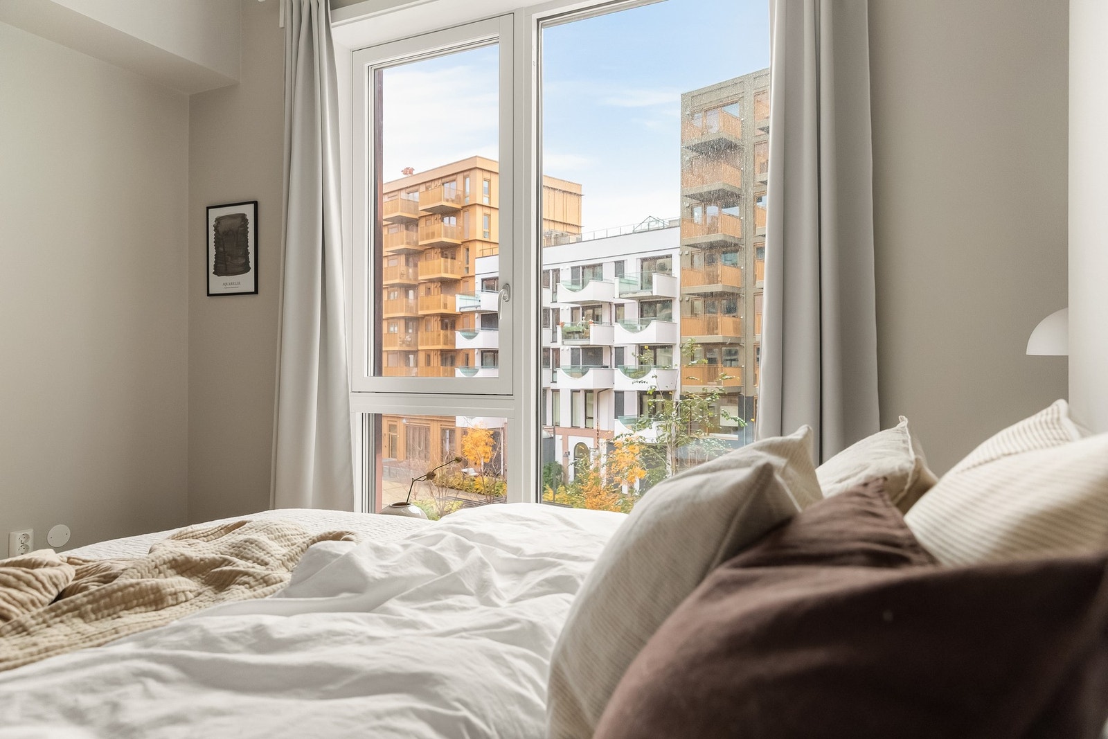 Rommet har utsyn mot en stille og skjermet bakgård. Galleribilde