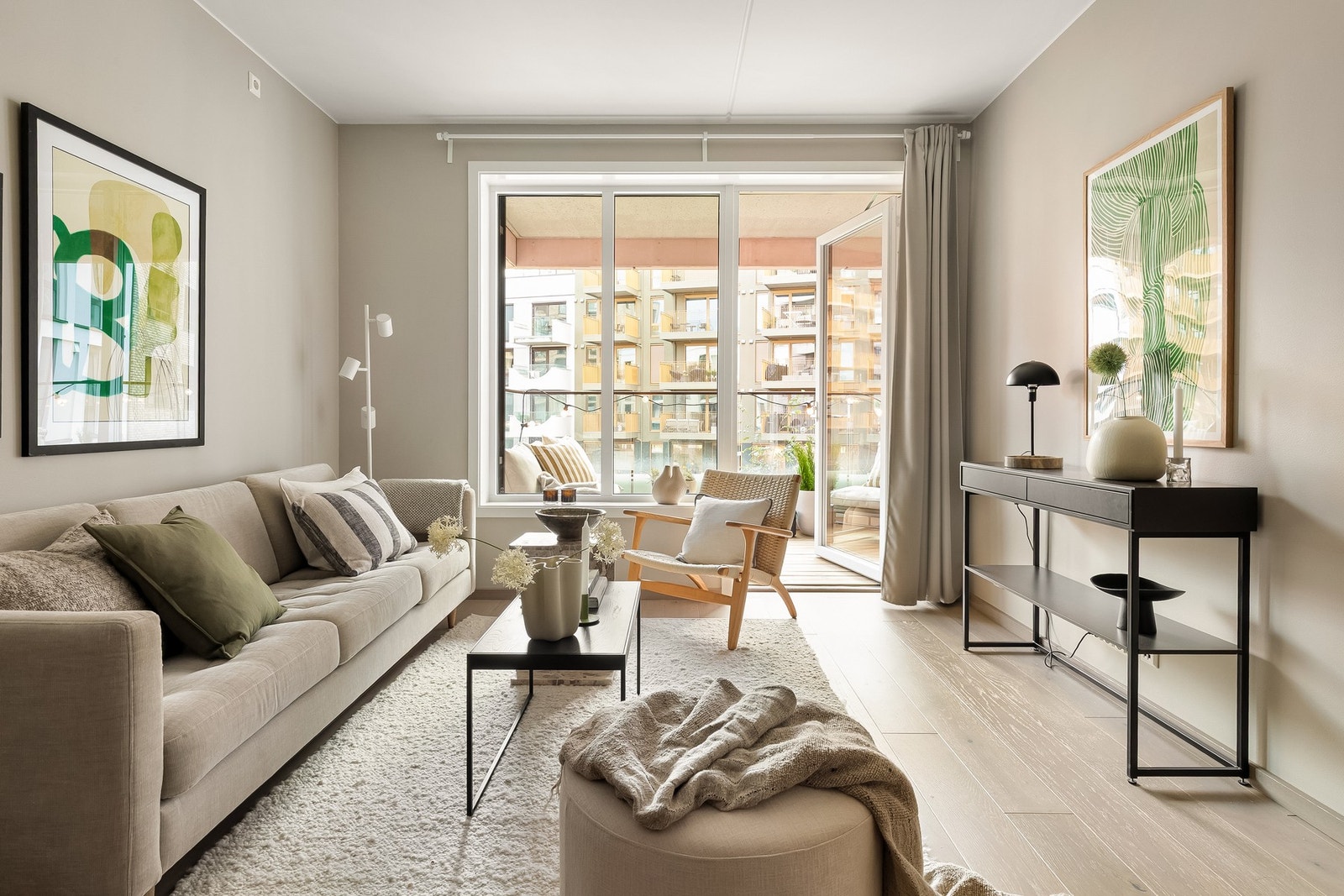 Delikat og lys stue som er enkel å møblere. Galleribilde