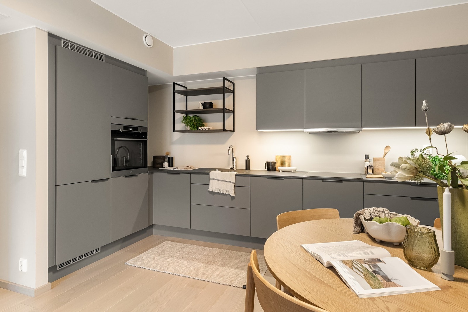 Kjøkkenet har en åpen løsning mot stue med en lekker innredning fra kvalitetsleverandøren HTH. Galleribilde