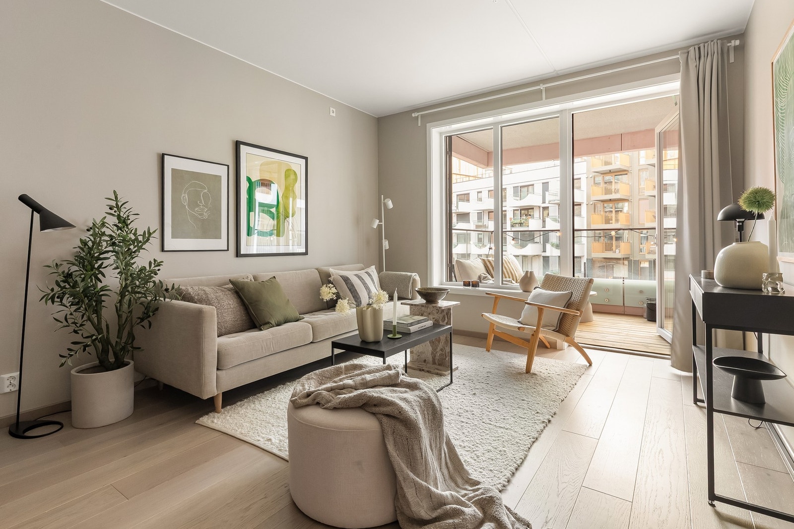 En gjennomført og innbydende 3-roms leilighet med tidsriktige materialvalg, store vindusflater og en behagelig atmosfære. Galleribilde