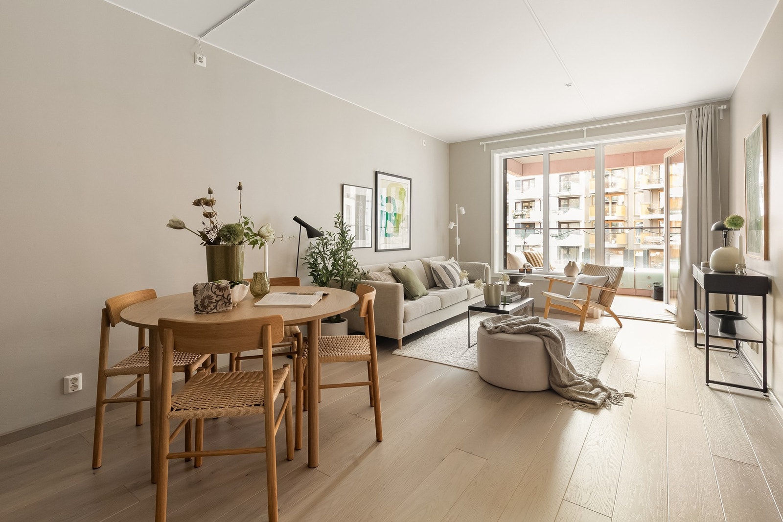 Overflatene er malt i en delikat og lun fargetone, og gulvene er belagt med enstavs eikeparkett. Galleribilde