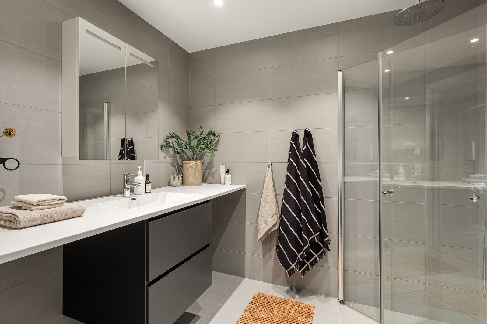 Moderne bad med tidløse fliser. Galleribilde