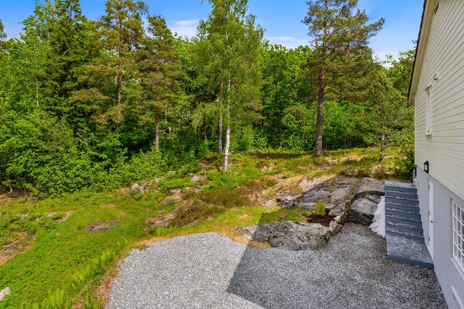 Det går en sti bak/ved siden av boligen som går ned til Songe og bryggene. Galleribilde