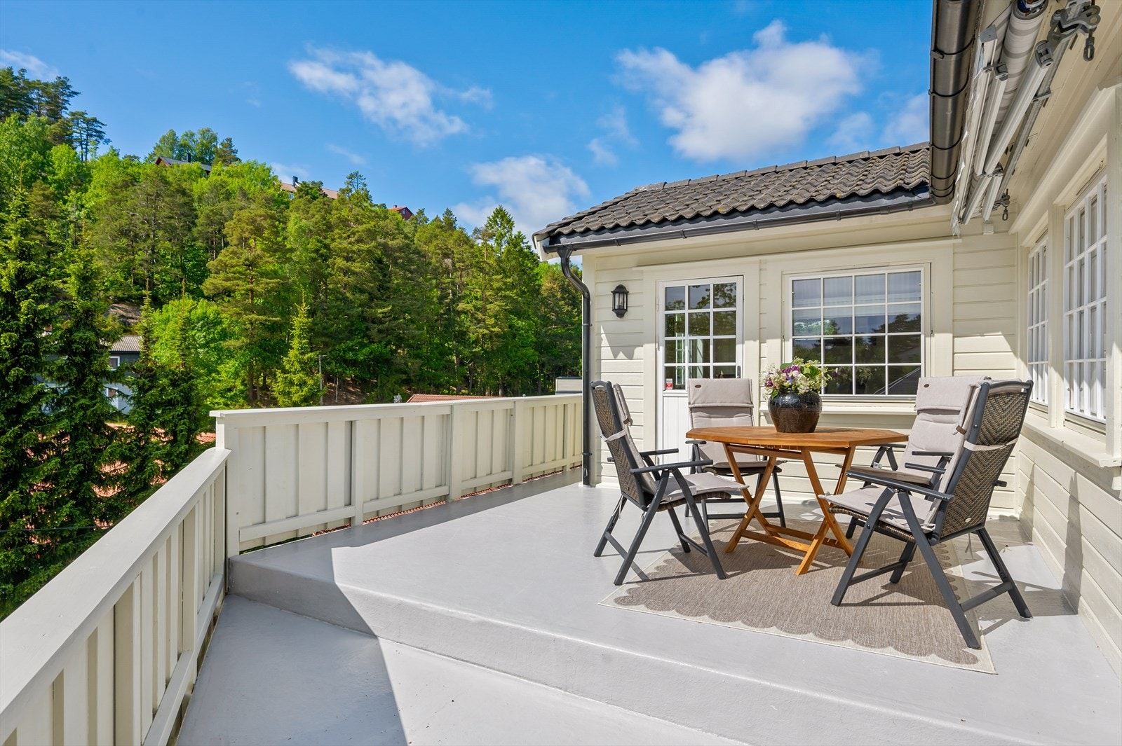 Solrikt og romslig veranda. Galleribilde