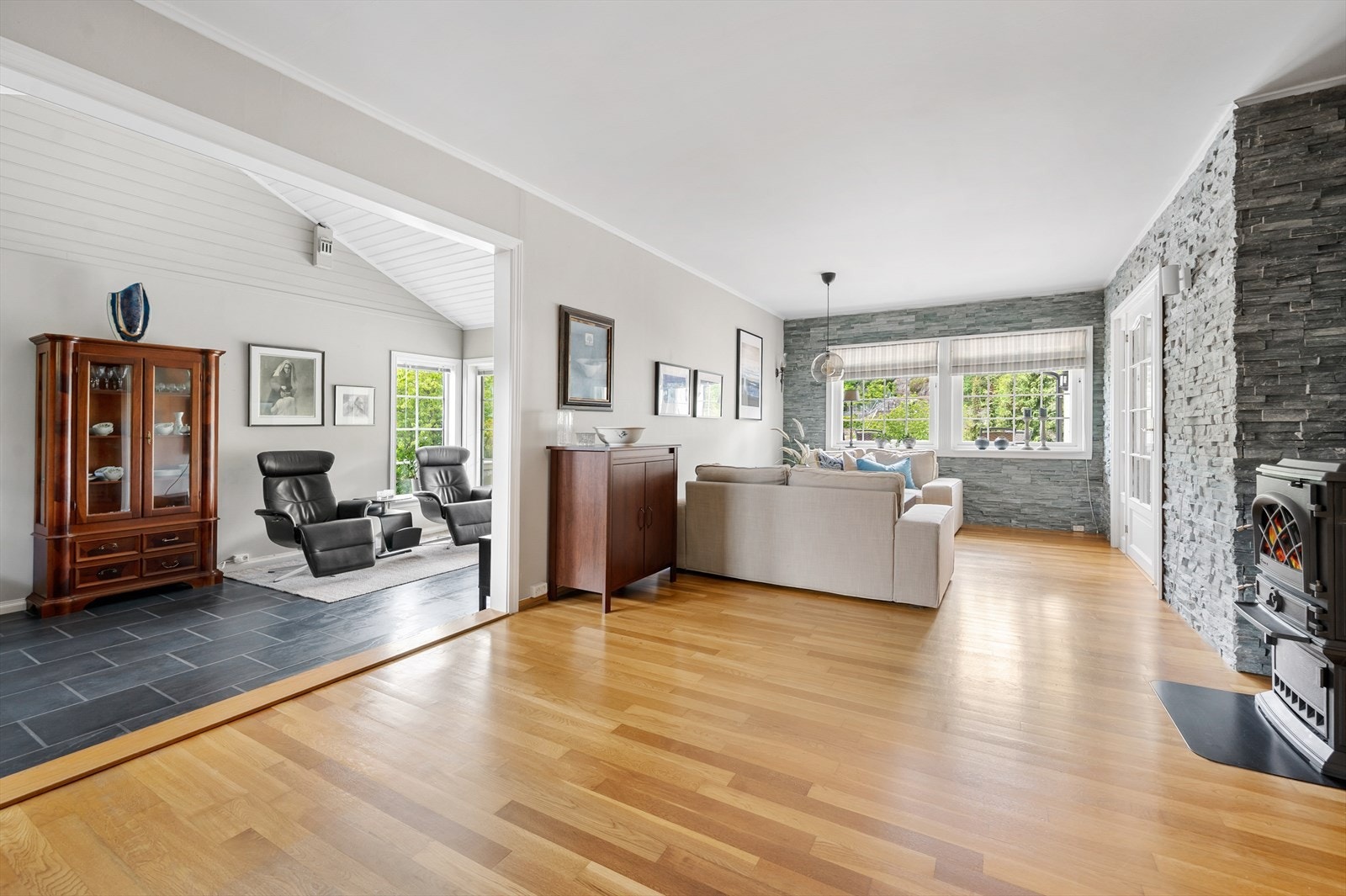 To gode og romslige stuer med mange muligheter for ulike soner. Galleribilde