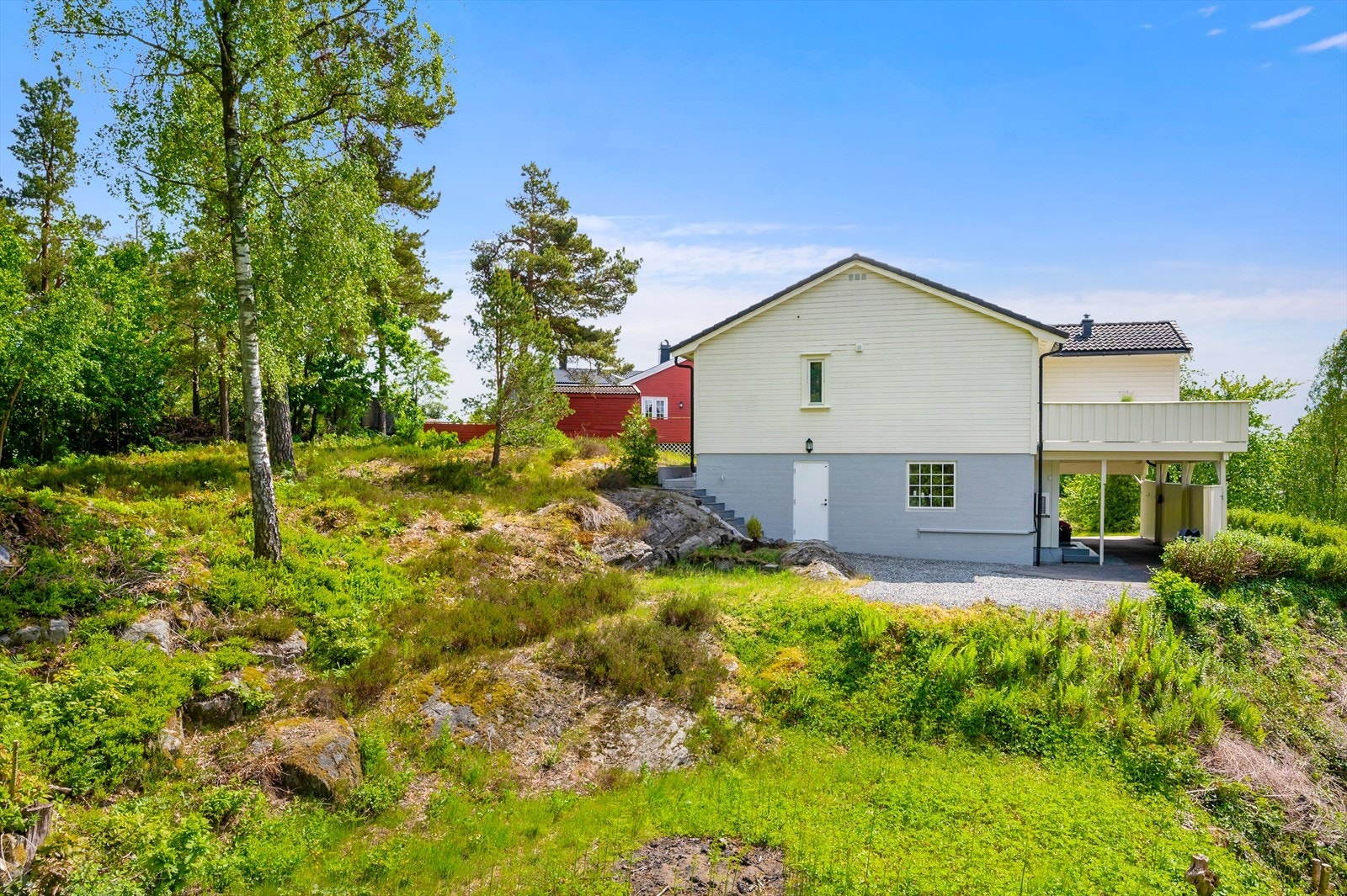 Tomten bak boligen er naturtomt. Her har man mange muligheter. Galleribilde