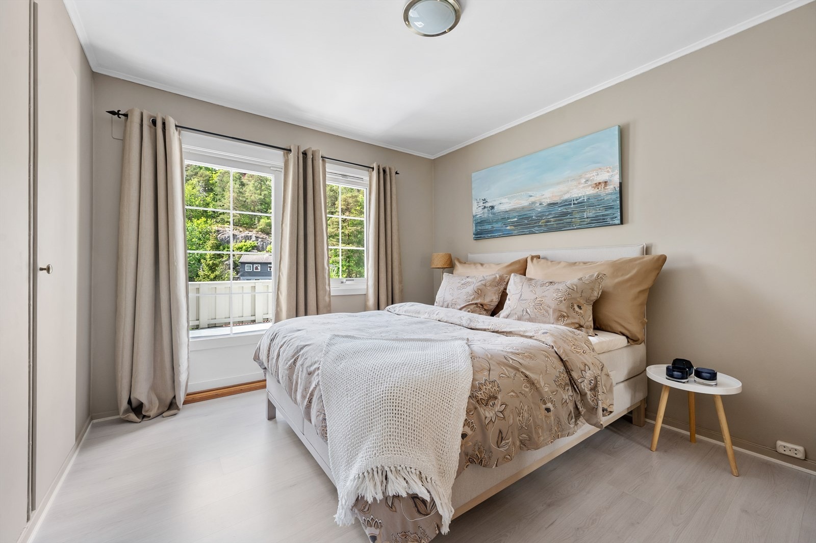 Hovedsoverom, med utgang til luftebalkong. Godt med garderobeskap og luftig. Galleribilde