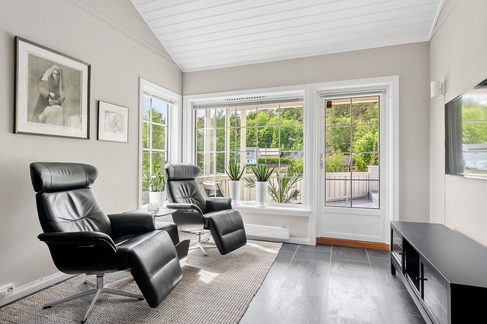 Stue 2 i 2.etasje. Utgang til solrik veranda og flislagt gulv. Galleribilde