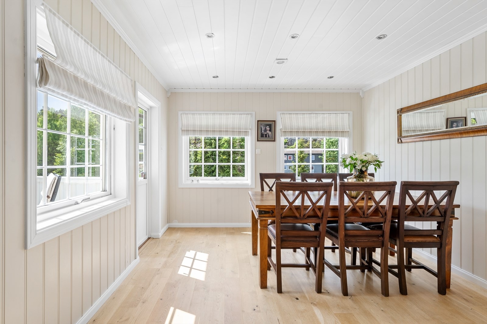 God plass til spisegruppe i tilknytning til kjøkken. Galleribilde