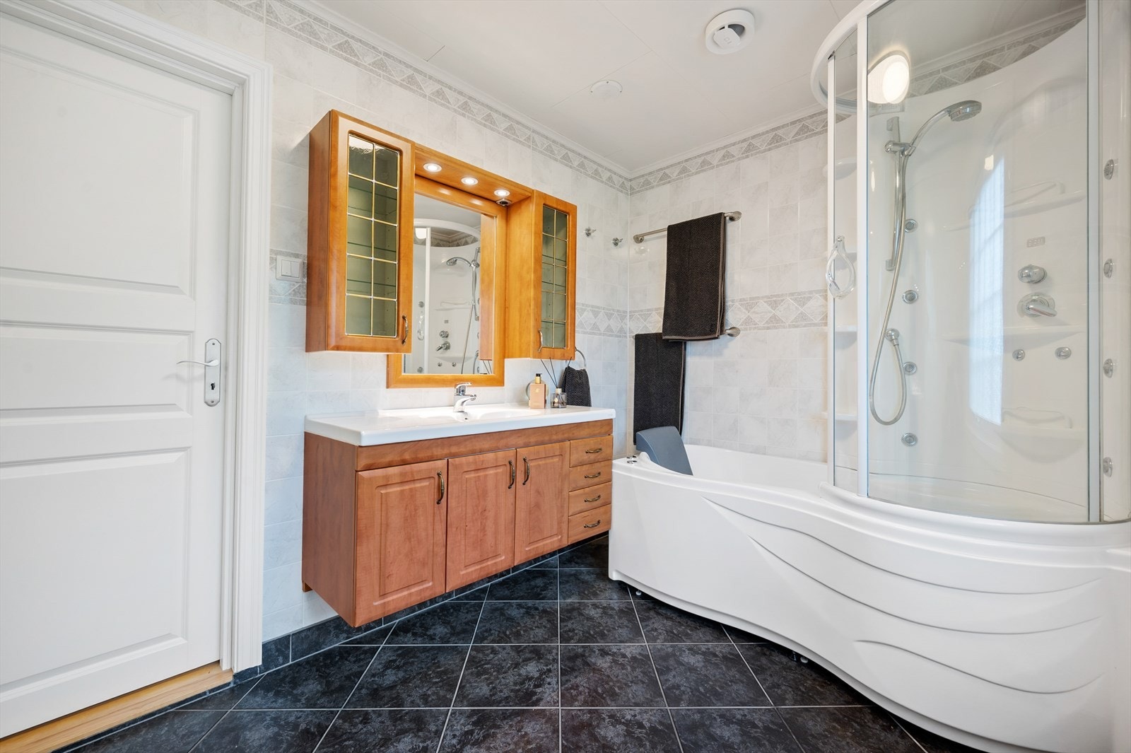 Flislagt bad i 2.etasje. Innredet med spadusj/badekar og servant i møblement. Galleribilde