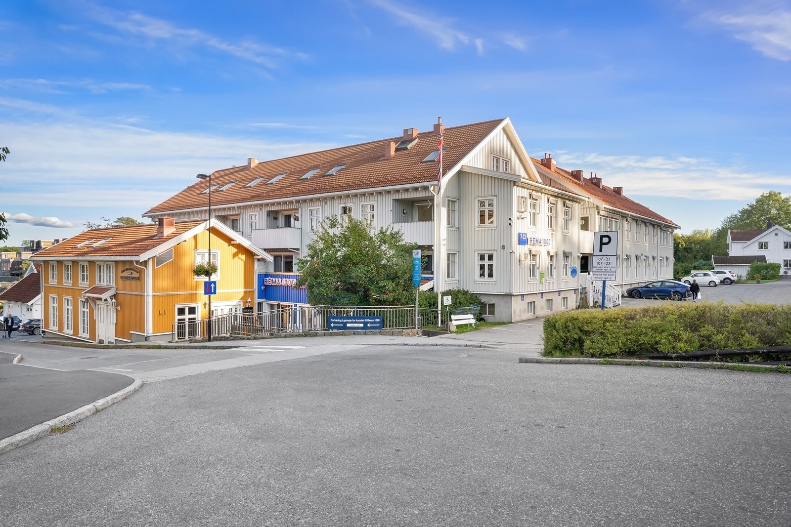Vollen sentrum har et godt utvalg av butikker og serveringssteder Galleribilde
