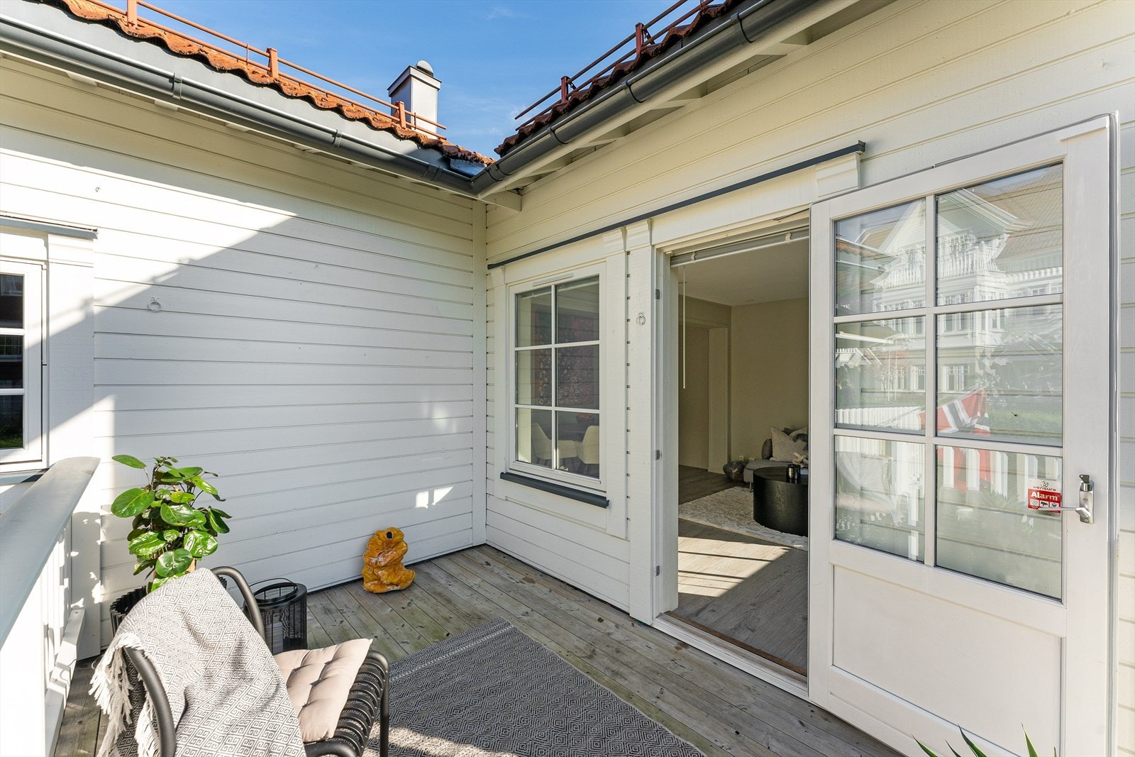 Utgang til en deilig og vestvendt veranda Galleribilde
