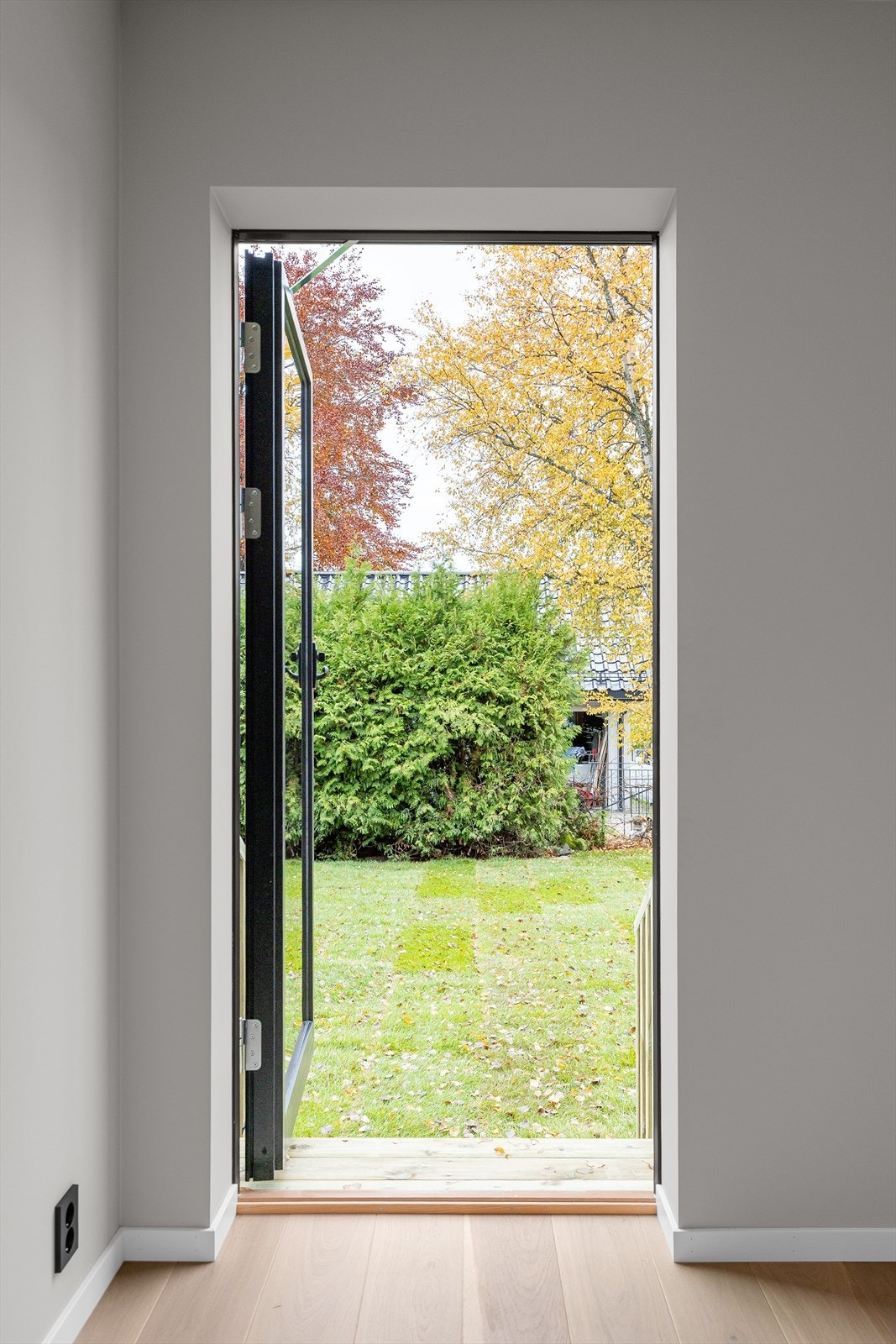 Fra stuen har du direkte adkomst til en vakker hage. Galleribilde