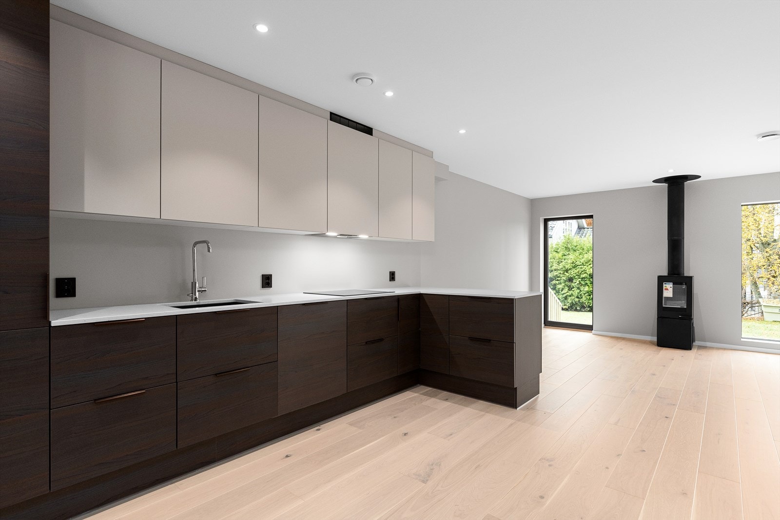 Boligen har et lekkert og funksjonelt kjøkken fra JKE Design, med moderne og glatte fronter som gir et tidløst uttrykk. Benkeplaten i kompositt er både elegant og praktisk med bl.a. underlimt kum for et helhetlig inntrykk. Galleribilde