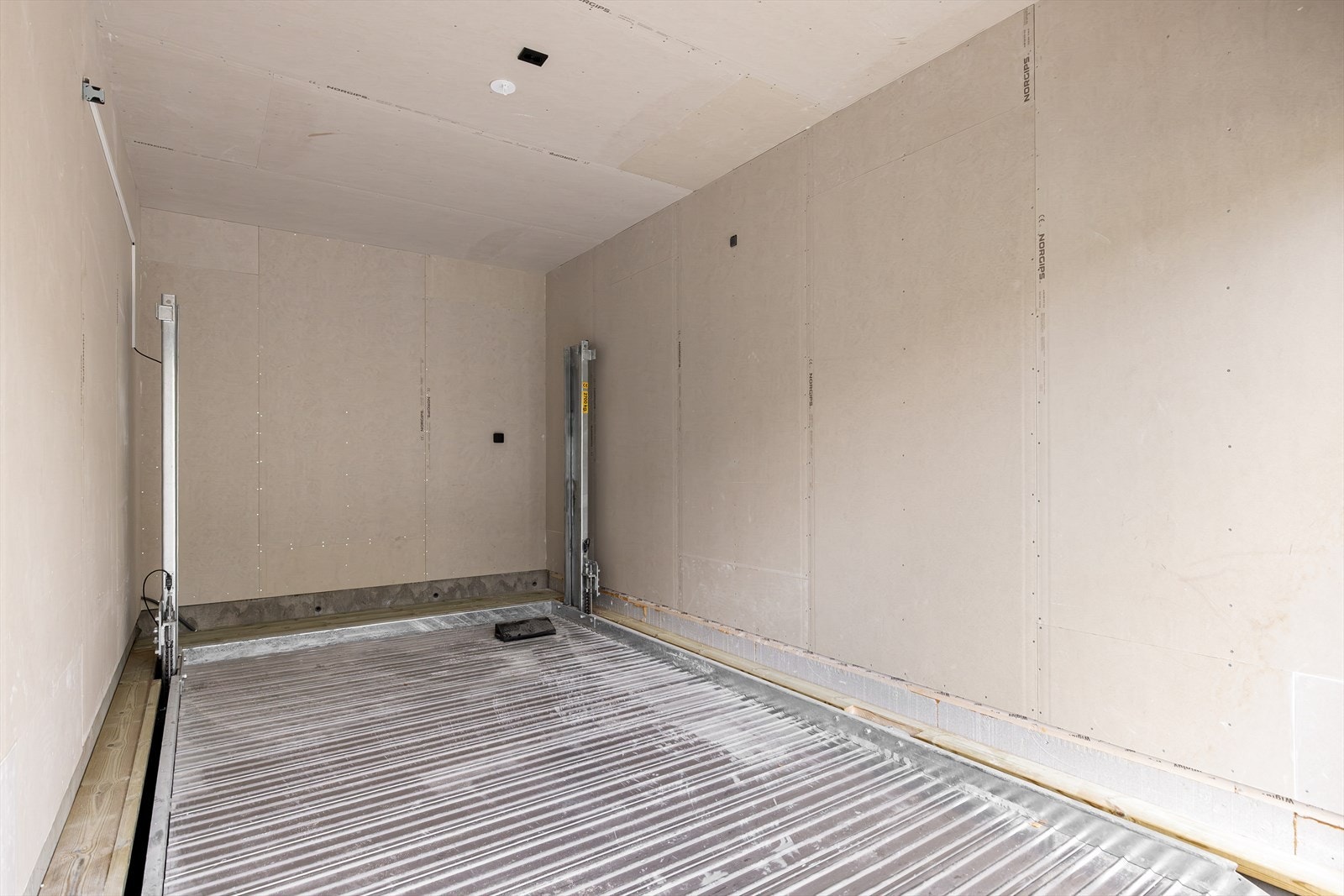 Garasjeanlegg med bilheisfunksjon gir plass til 2 biler. Galleribilde