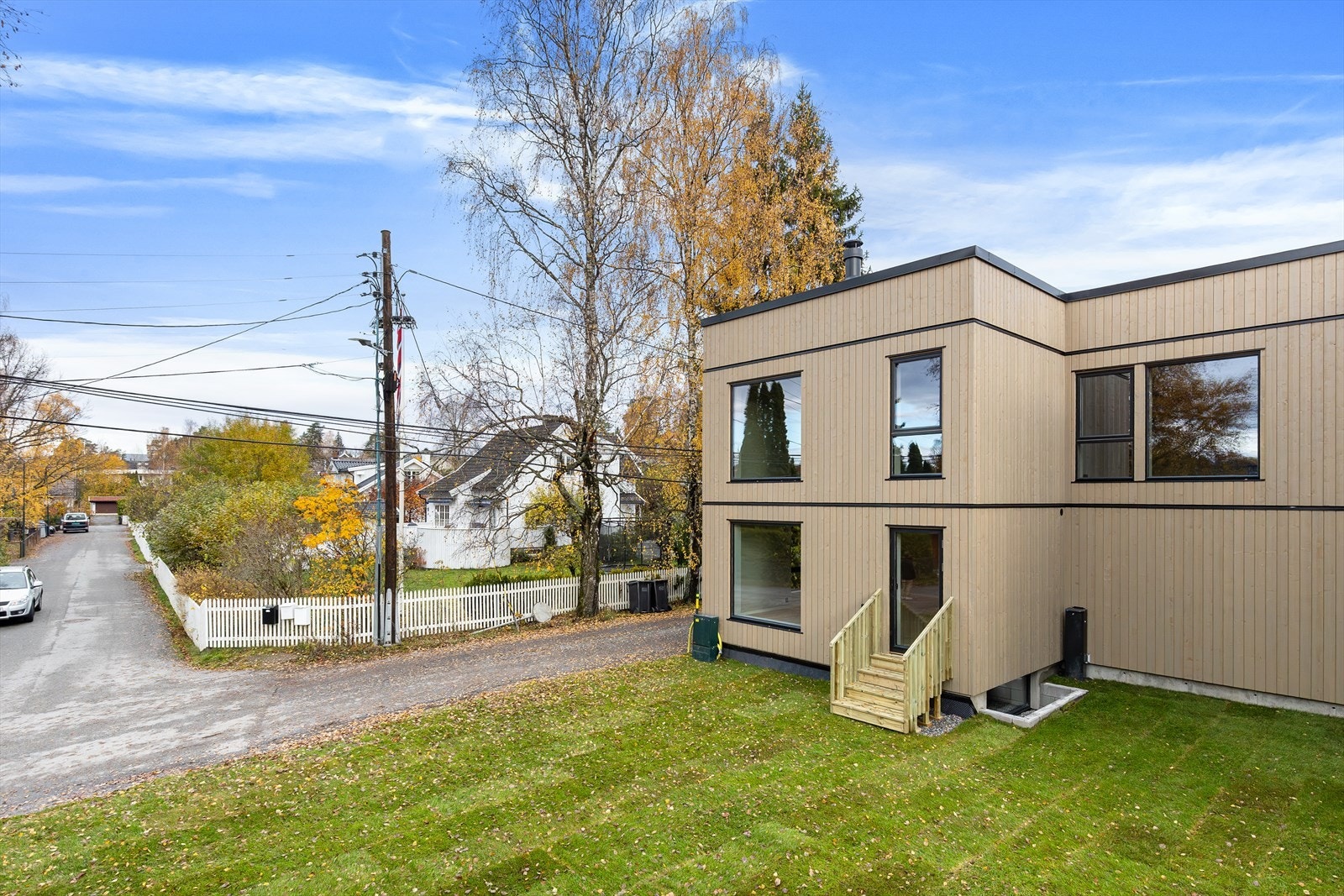 Boligen ligger fint til godt inne på området skjermet fra trafikk. Det er mulighet for etablering av hekk mot stikkvei. Galleribilde