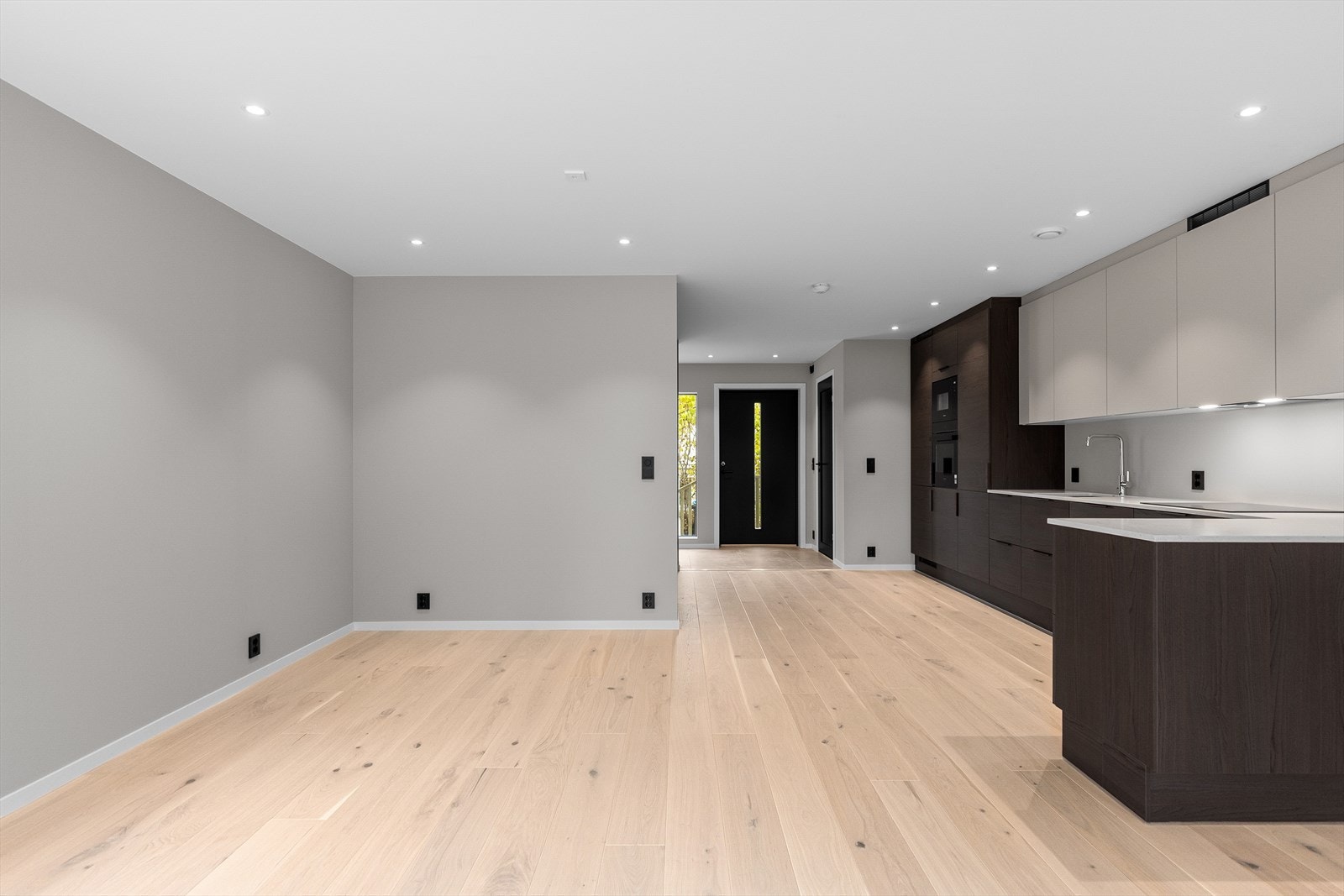 Spisestueplassen i boligen ligger fint til ved kjøkkenet. Galleribilde