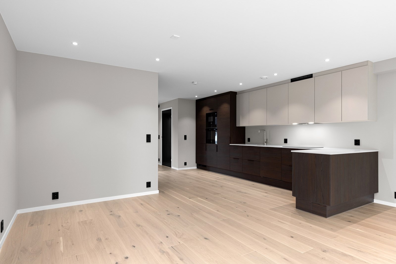 Den flotte åpne kjøkkenløsningen vendt mot spisestuen gir en harmonisk og gjennomført stil med luftig og sosial atmosfære. Galleribilde